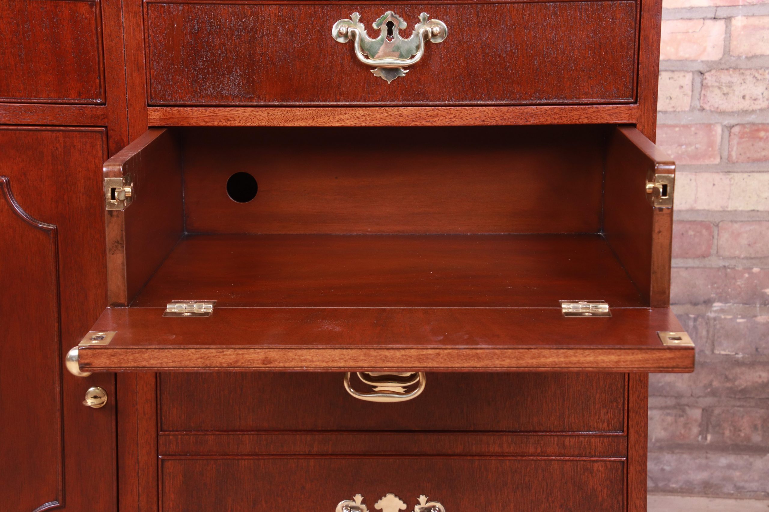 Kittinger American Chippendale Style Mahogany Credenza or Bar Cabinet, Newly Refinished - Image 8