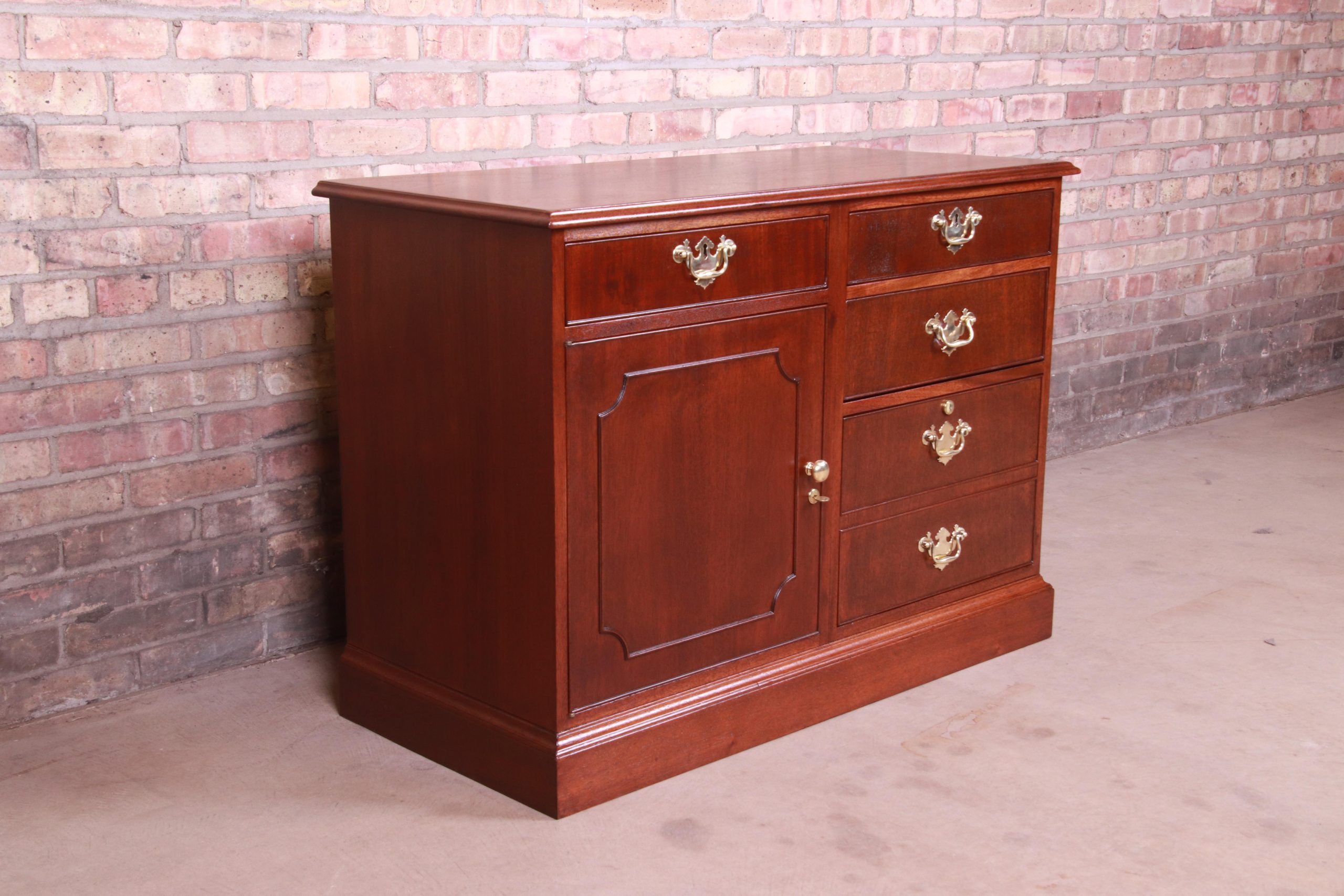 Kittinger American Chippendale Style Mahogany Credenza or Bar Cabinet, Newly Refinished - Image 2