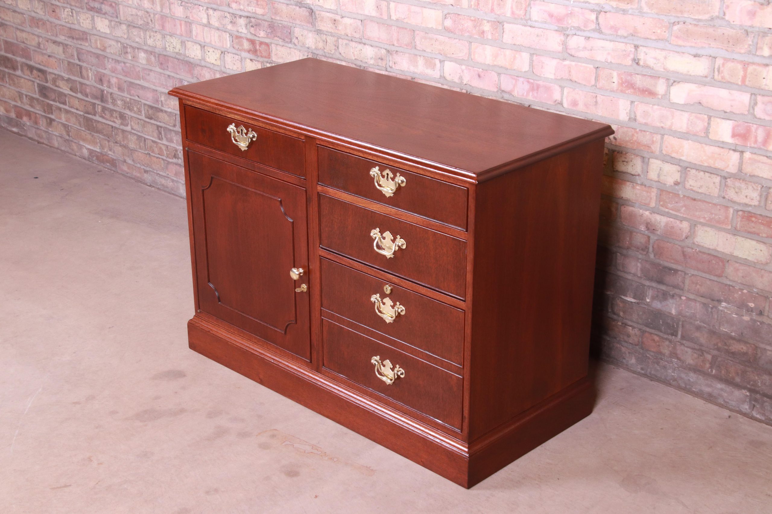 Kittinger American Chippendale Style Mahogany Credenza or Bar Cabinet, Newly Refinished - Image 5