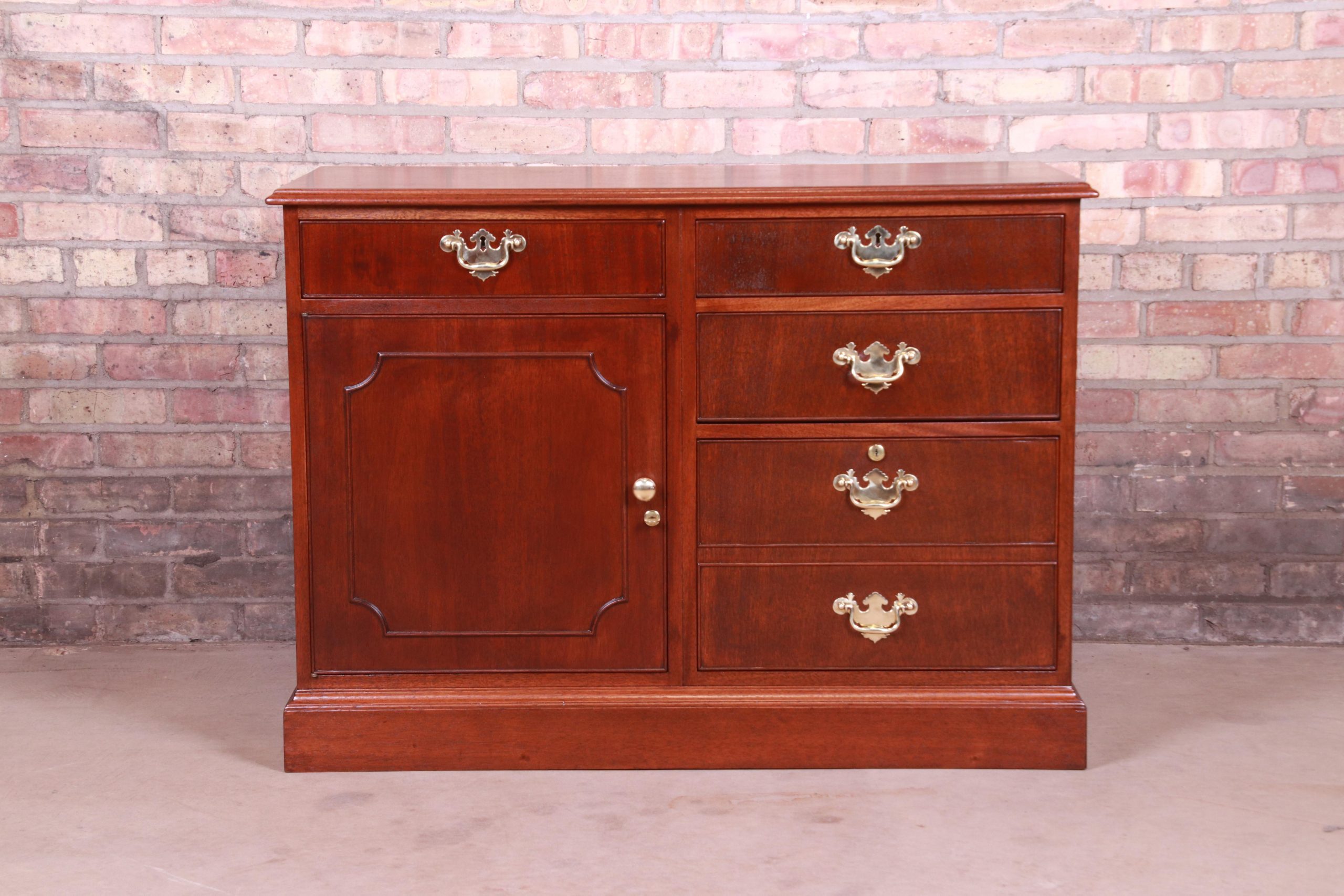 Kittinger American Chippendale Style Mahogany Credenza or Bar Cabinet, Newly Refinished - Image 3