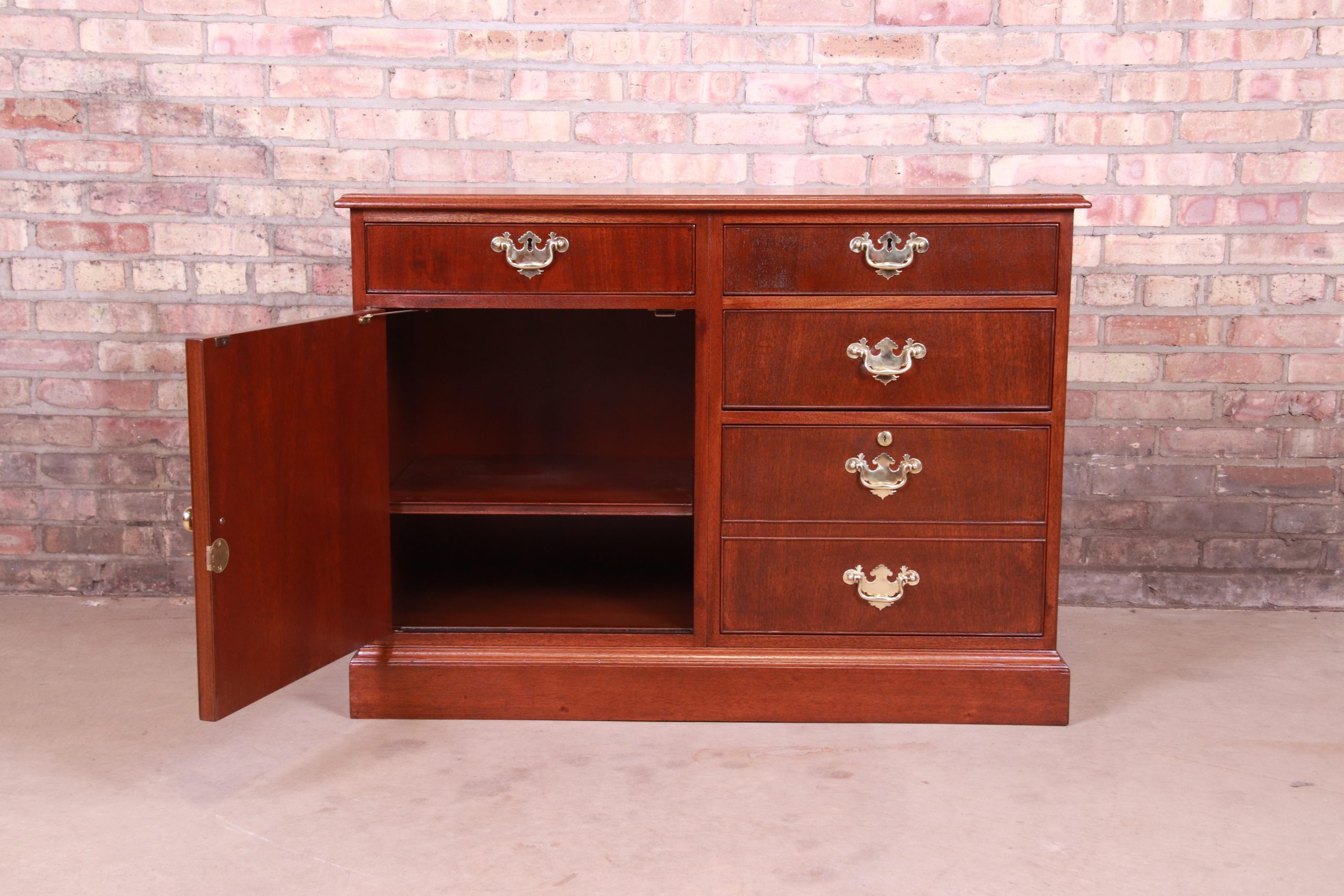 Kittinger American Chippendale Style Mahogany Credenza or Bar Cabinet, Newly Refinished - Image 9
