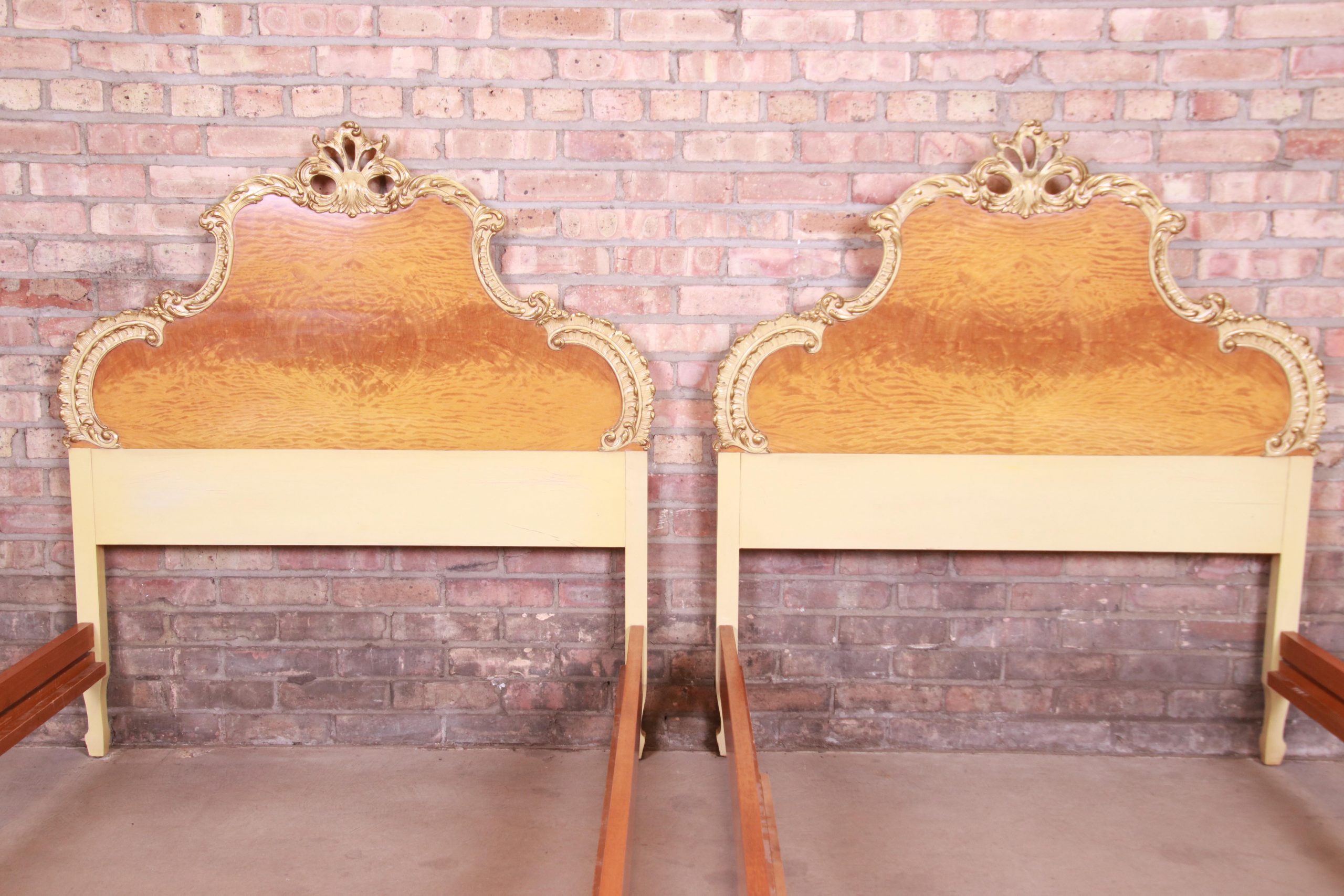 Romweber French Rococo Louis XV Burl Wood and Parcel Painted Twin Beds, Pair - Image 8