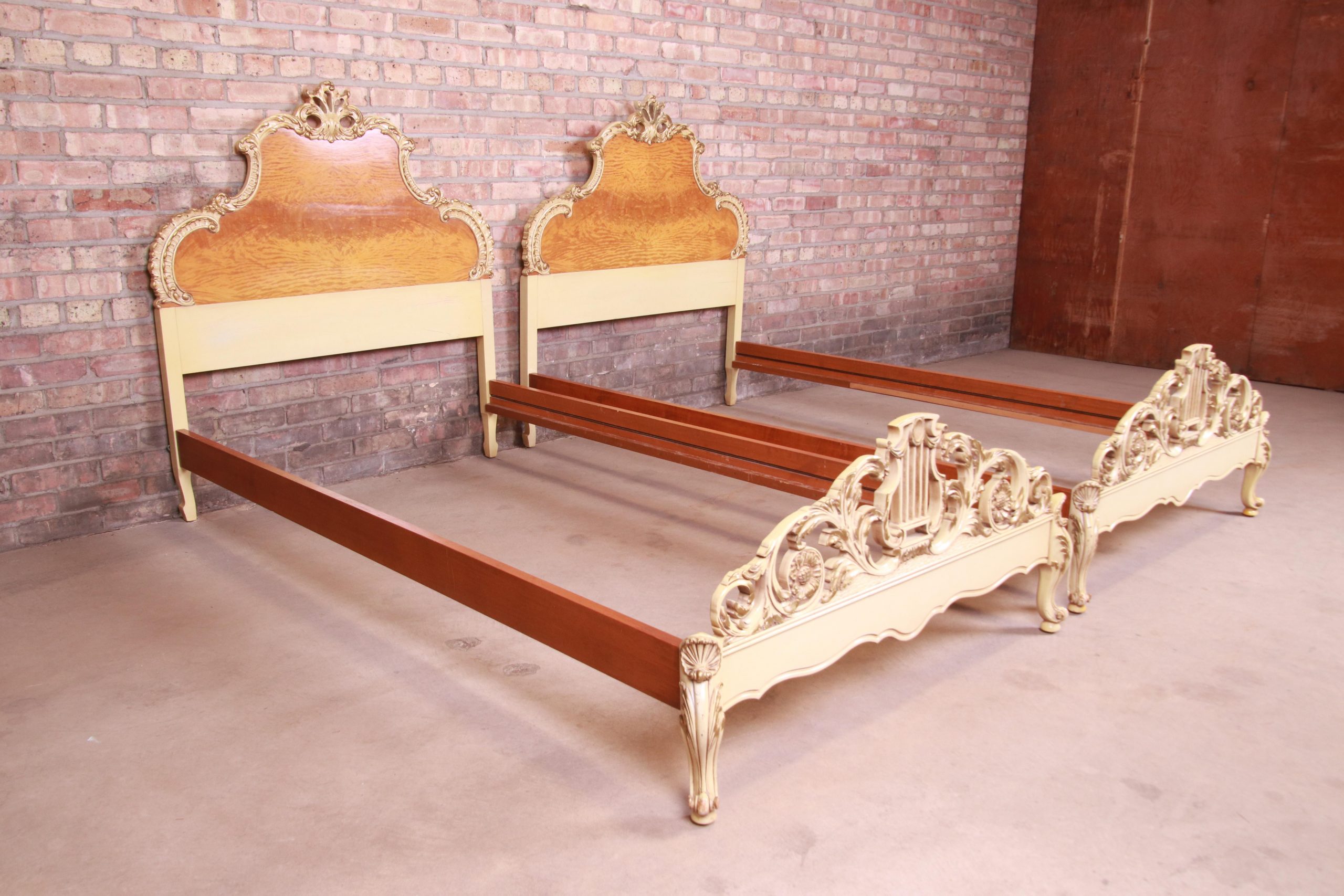 Romweber French Rococo Louis XV Burl Wood and Parcel Painted Twin Beds, Pair - Image 5