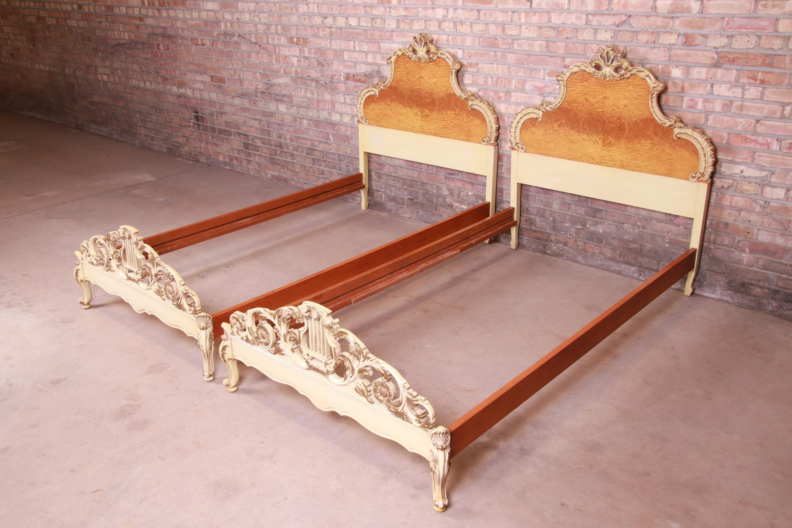 Romweber French Rococo Louis XV Burl Wood and Parcel Painted Twin Beds, Pair - Image 4