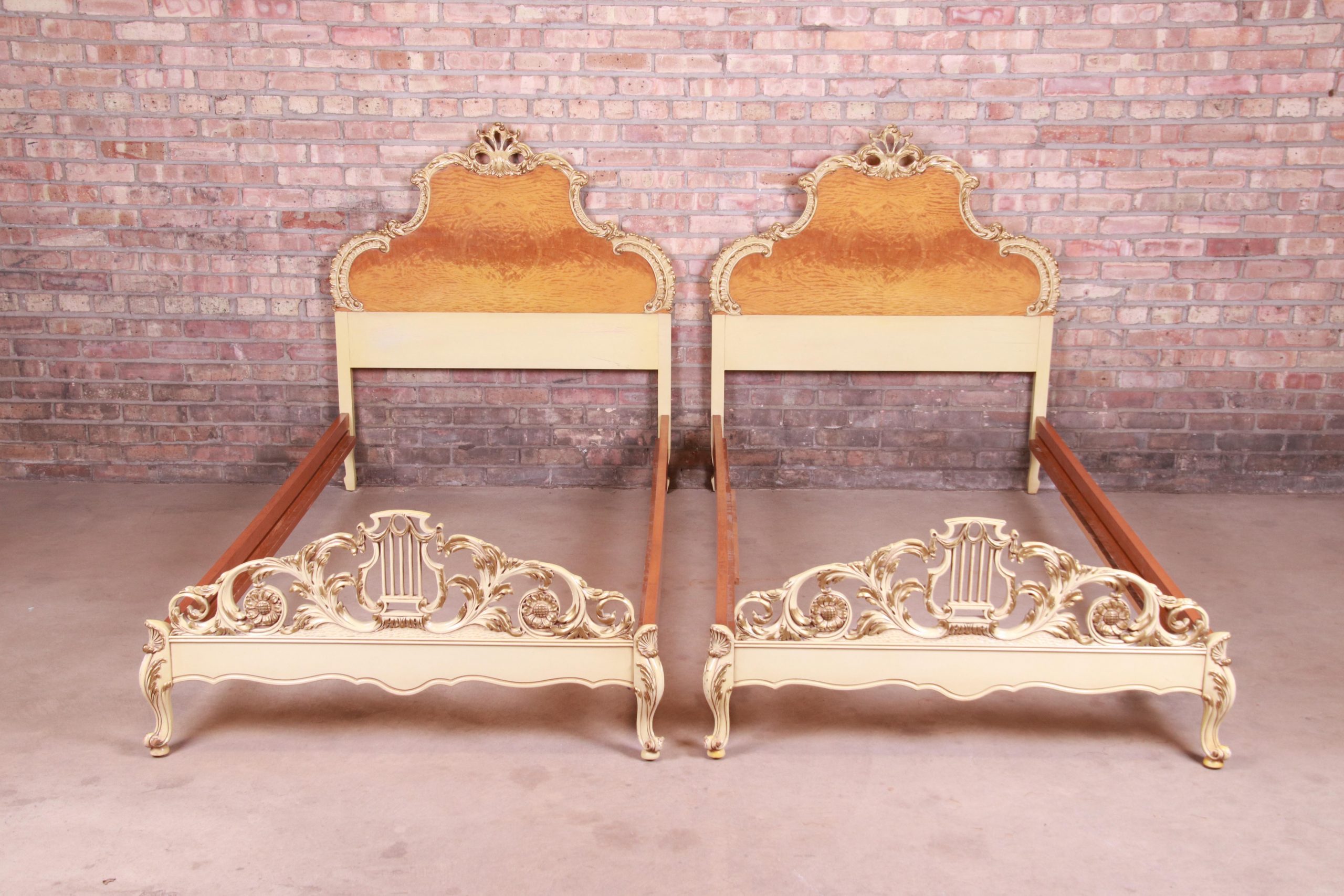 Romweber French Rococo Louis XV Burl Wood and Parcel Painted Twin Beds, Pair - Image 7