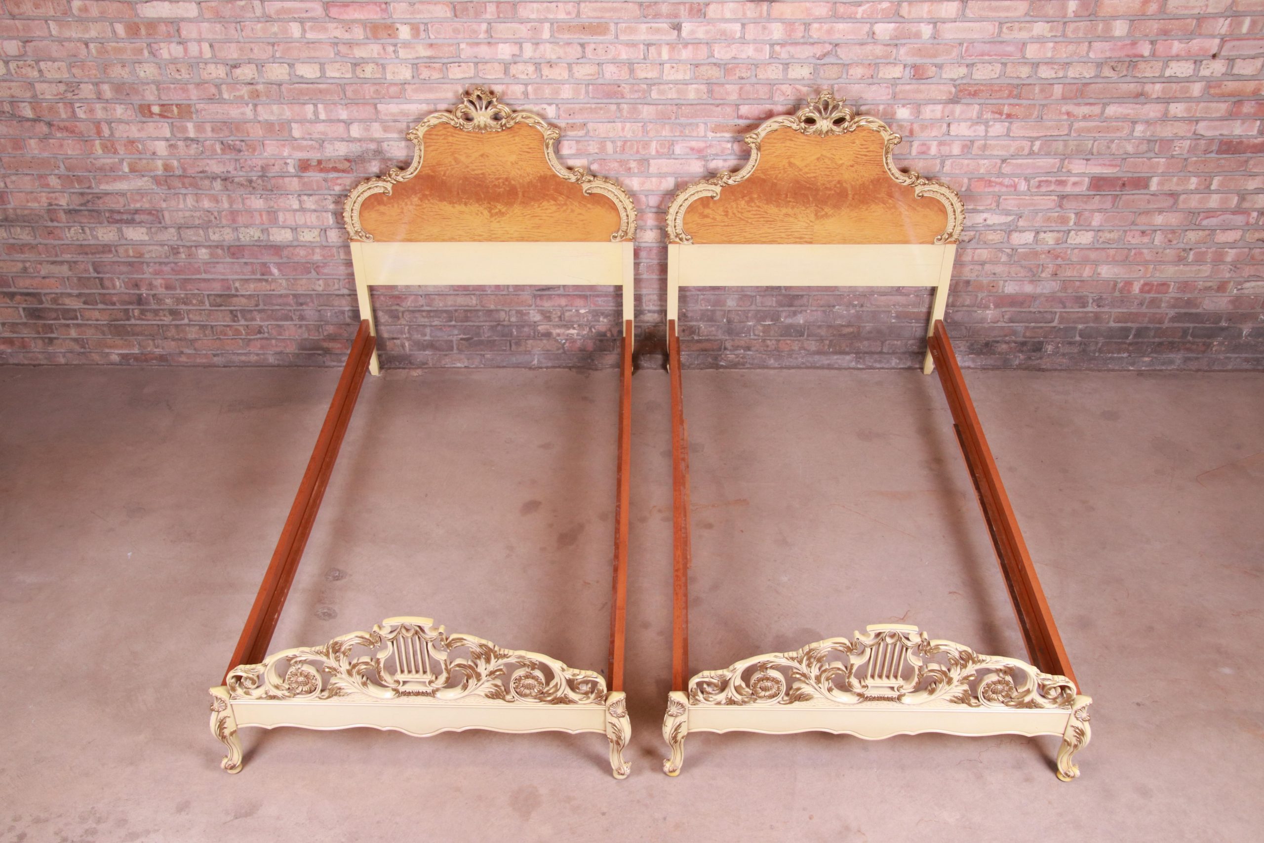 Romweber French Rococo Louis XV Burl Wood and Parcel Painted Twin Beds, Pair - Image 6