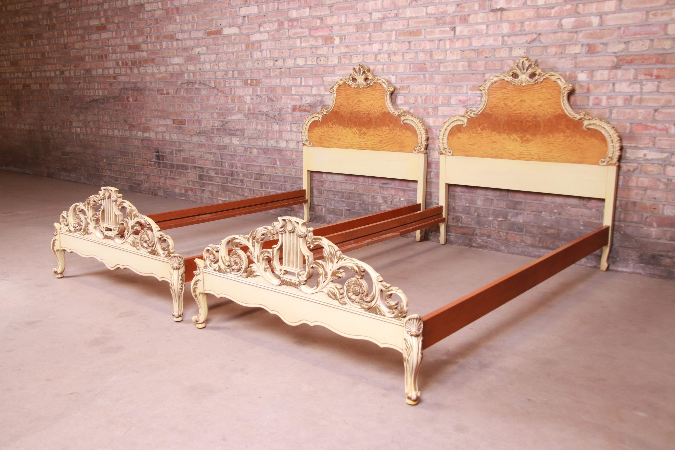 Romweber French Rococo Louis XV Burl Wood and Parcel Painted Twin Beds, Pair - Image 3