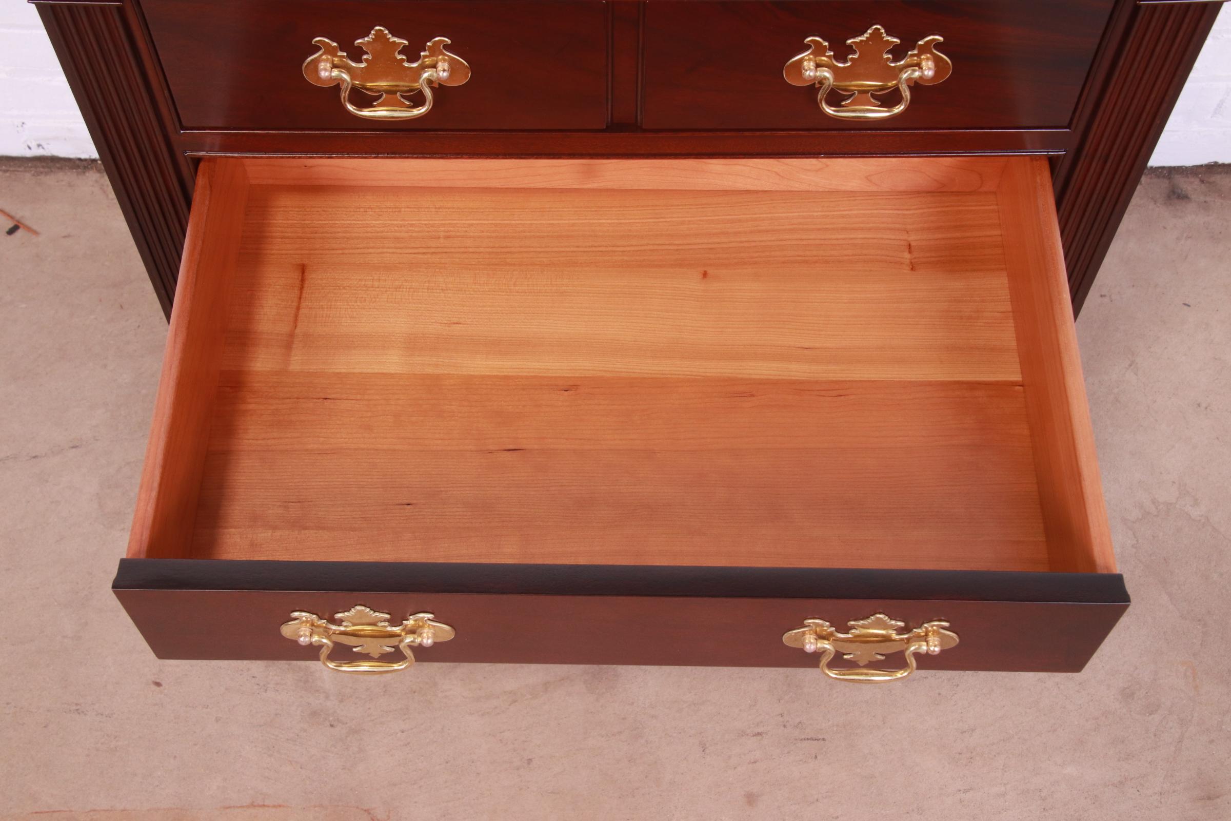 Stickley Colonial Williamsburg Georgian Mahogany Chest of Drawers, Newly Restored - Image 6