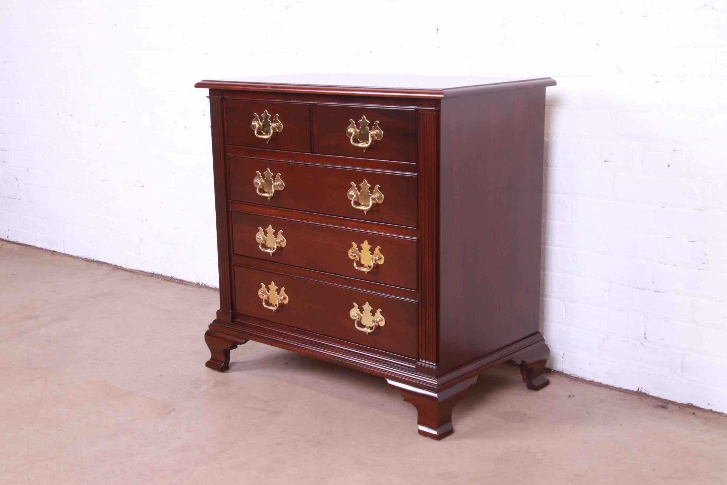 Stickley Colonial Williamsburg Georgian Mahogany Chest of Drawers, Newly Restored - Image 3