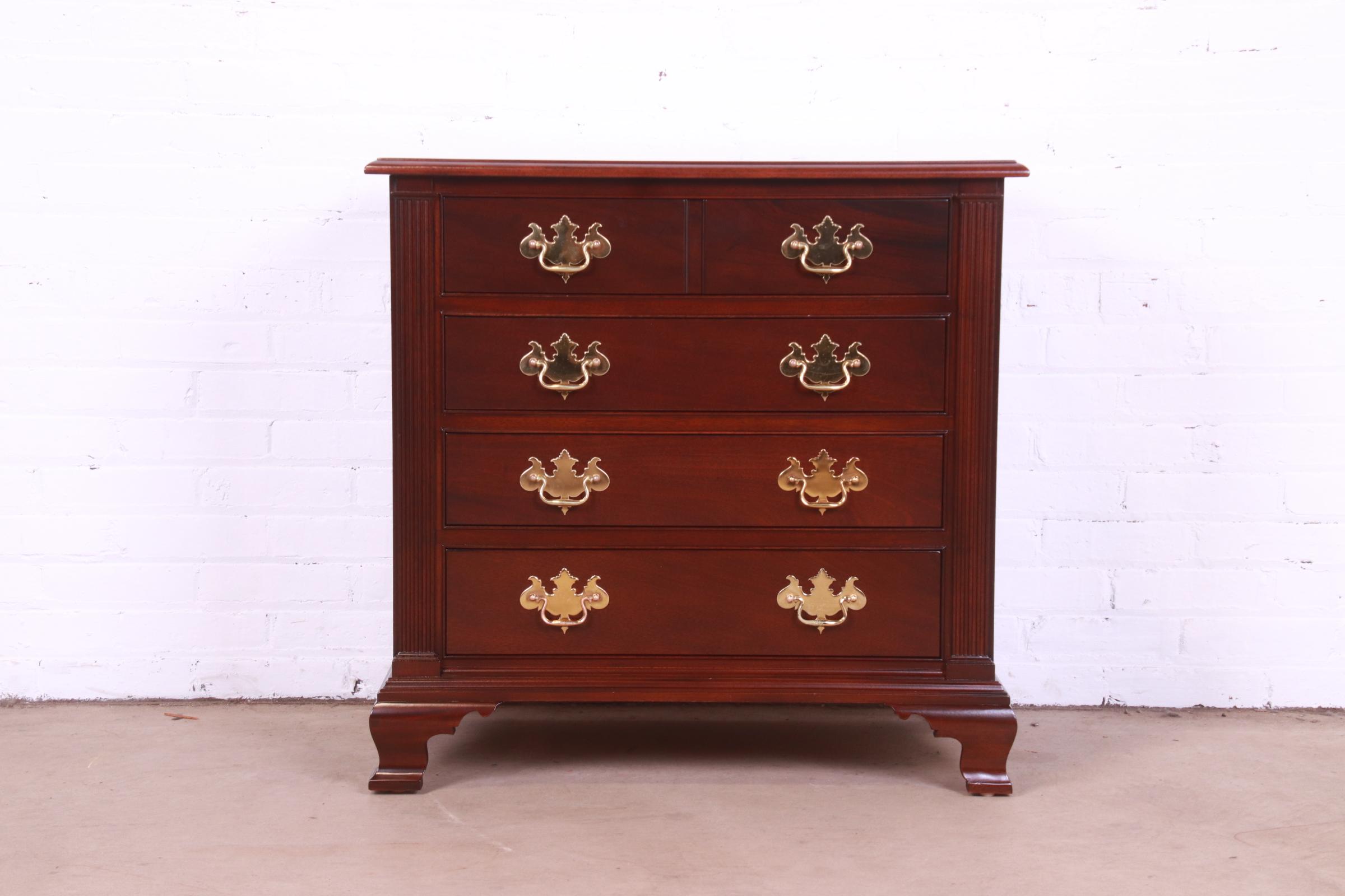 Stickley Colonial Williamsburg Georgian Mahogany Chest of Drawers, Newly Restored - Image 2