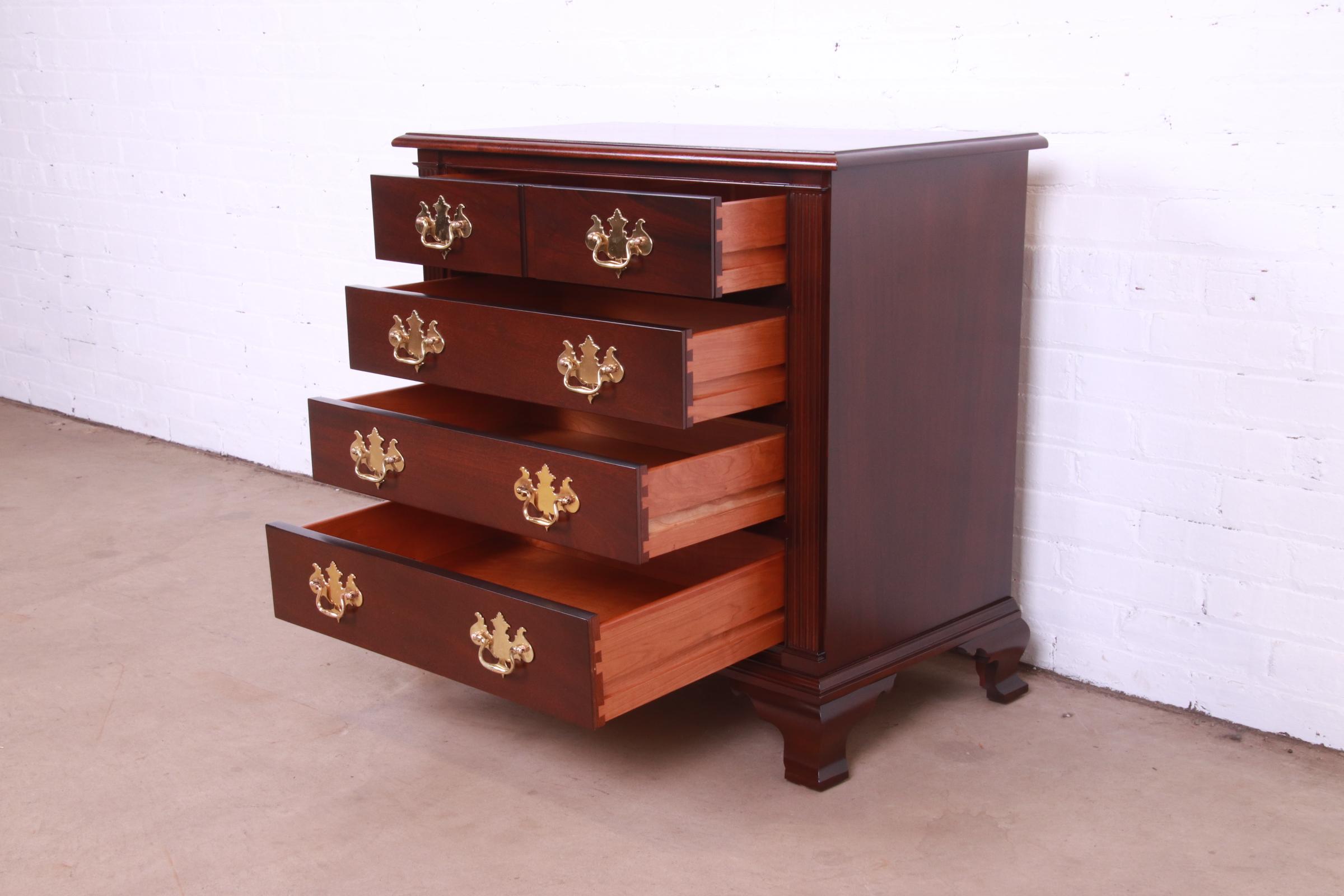 Stickley Colonial Williamsburg Georgian Mahogany Chest of Drawers, Newly Restored - Image 4