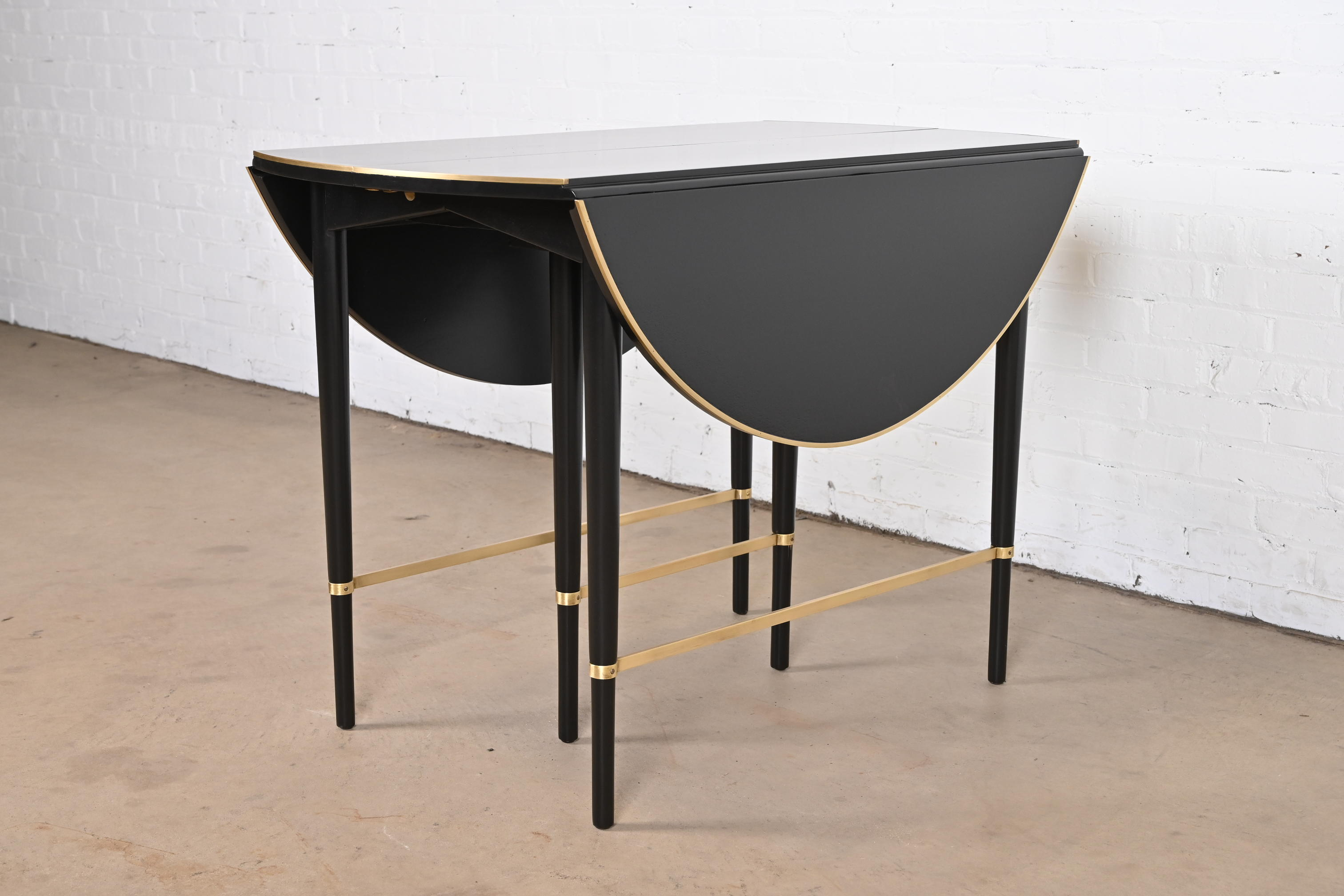 Paul McCobb Connoisseur Collection Black Lacquered Mahogany and Brass Extension Dining Table, Newly Refinished - Image 10
