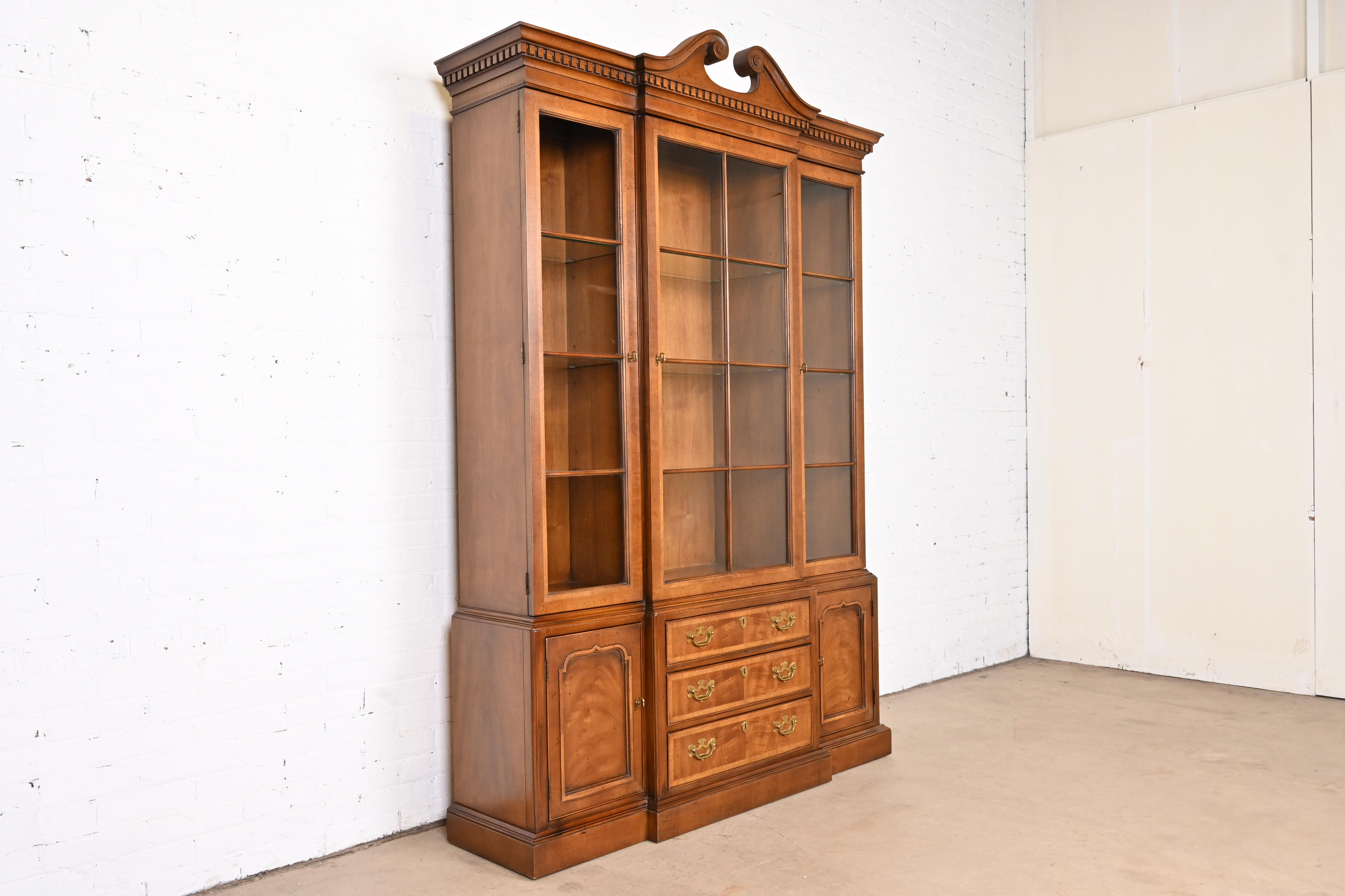 Henredon Georgian Carved Mahogany Lighted Breakfront Bookcase Cabinet - Image 3