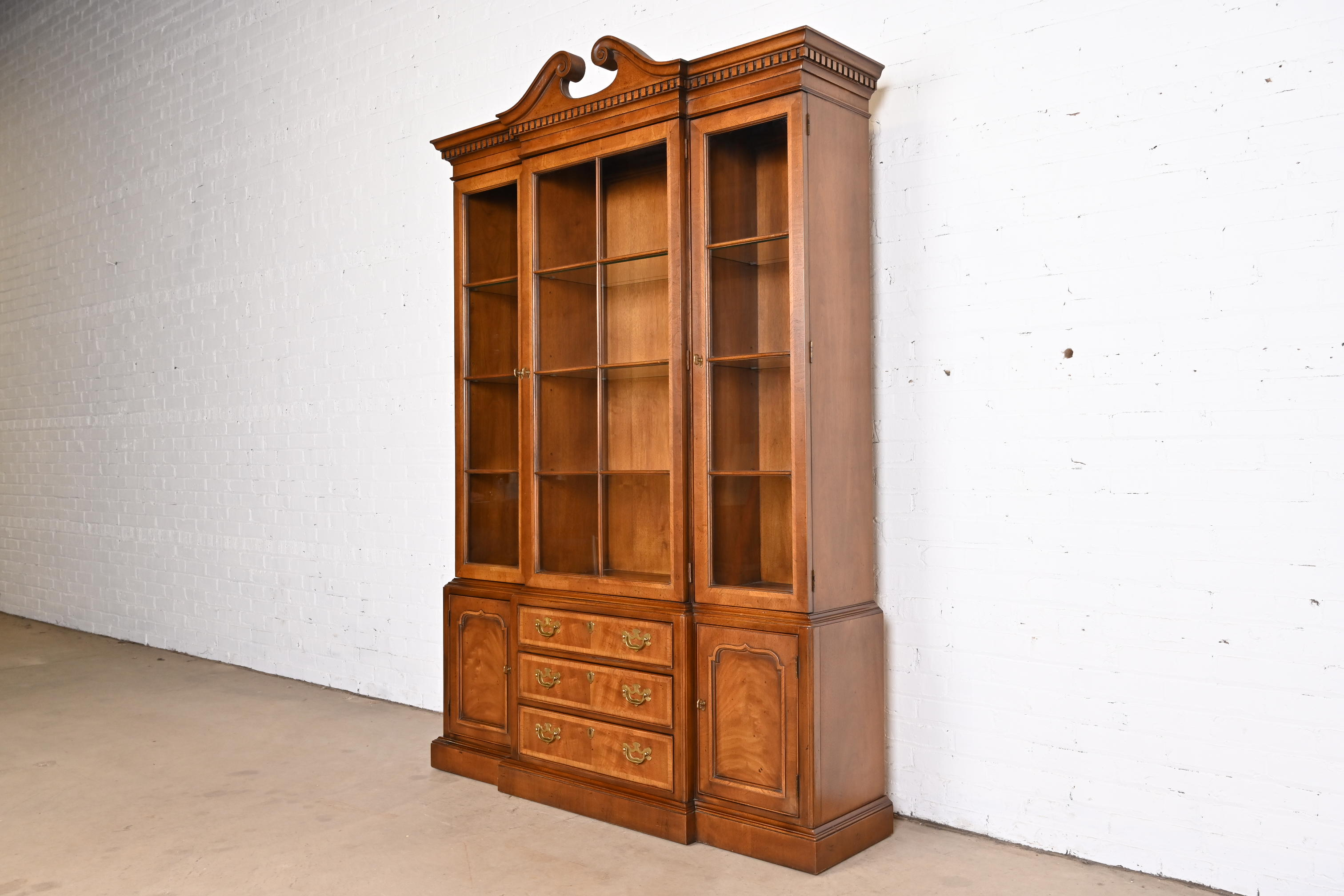Henredon Georgian Carved Mahogany Lighted Breakfront Bookcase Cabinet - Image 2