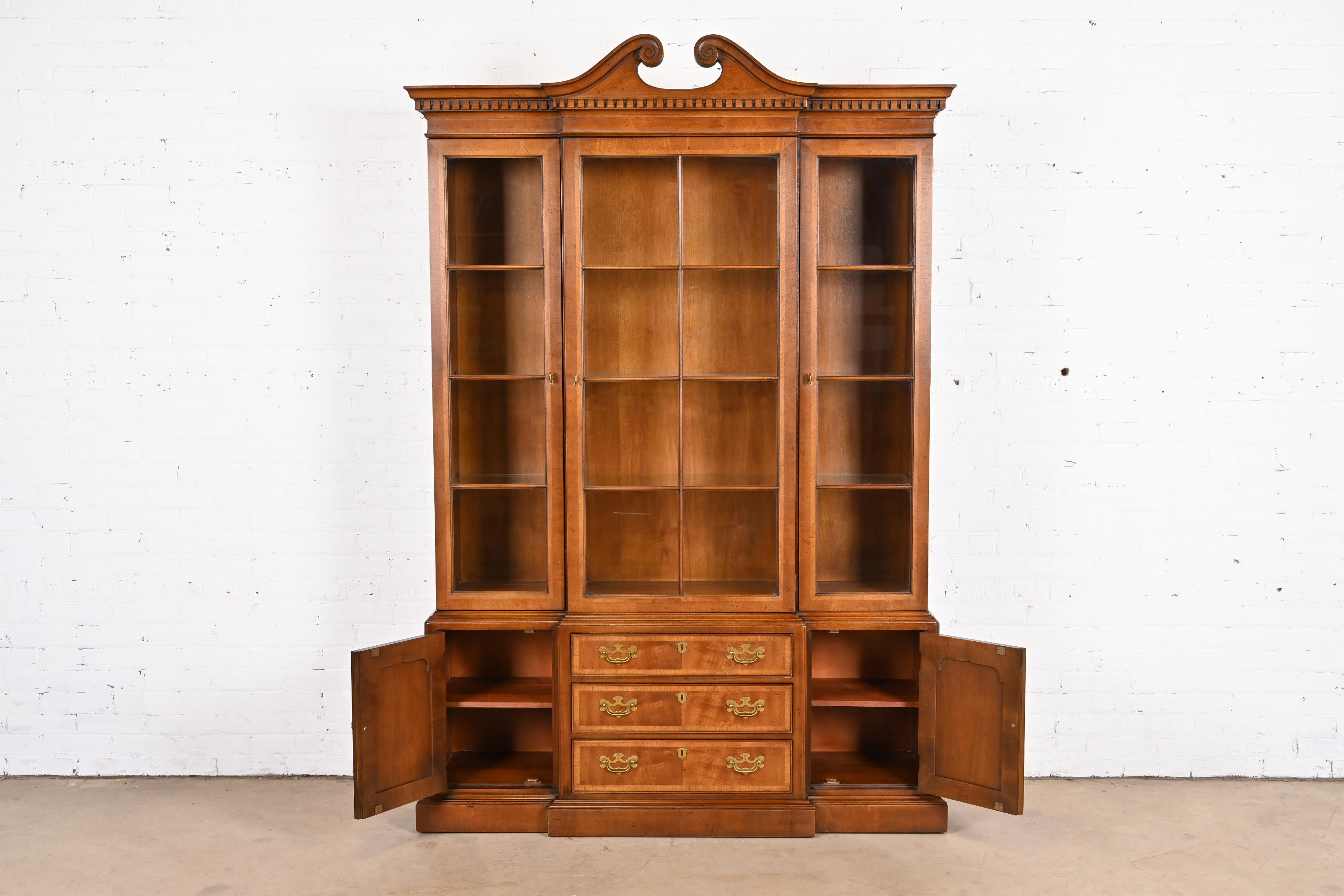 Henredon Georgian Carved Mahogany Lighted Breakfront Bookcase Cabinet - Image 5