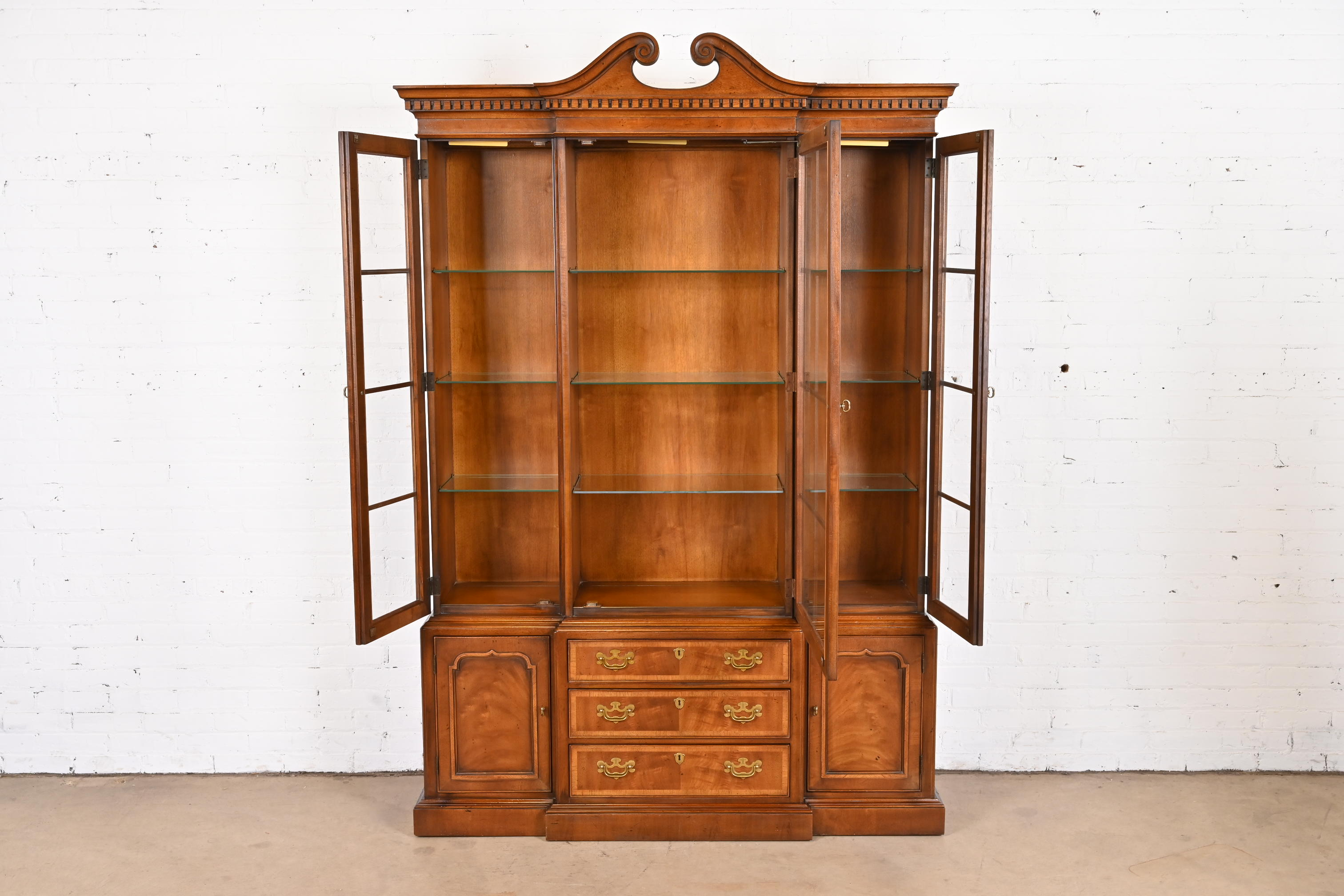 Henredon Georgian Carved Mahogany Lighted Breakfront Bookcase Cabinet - Image 4