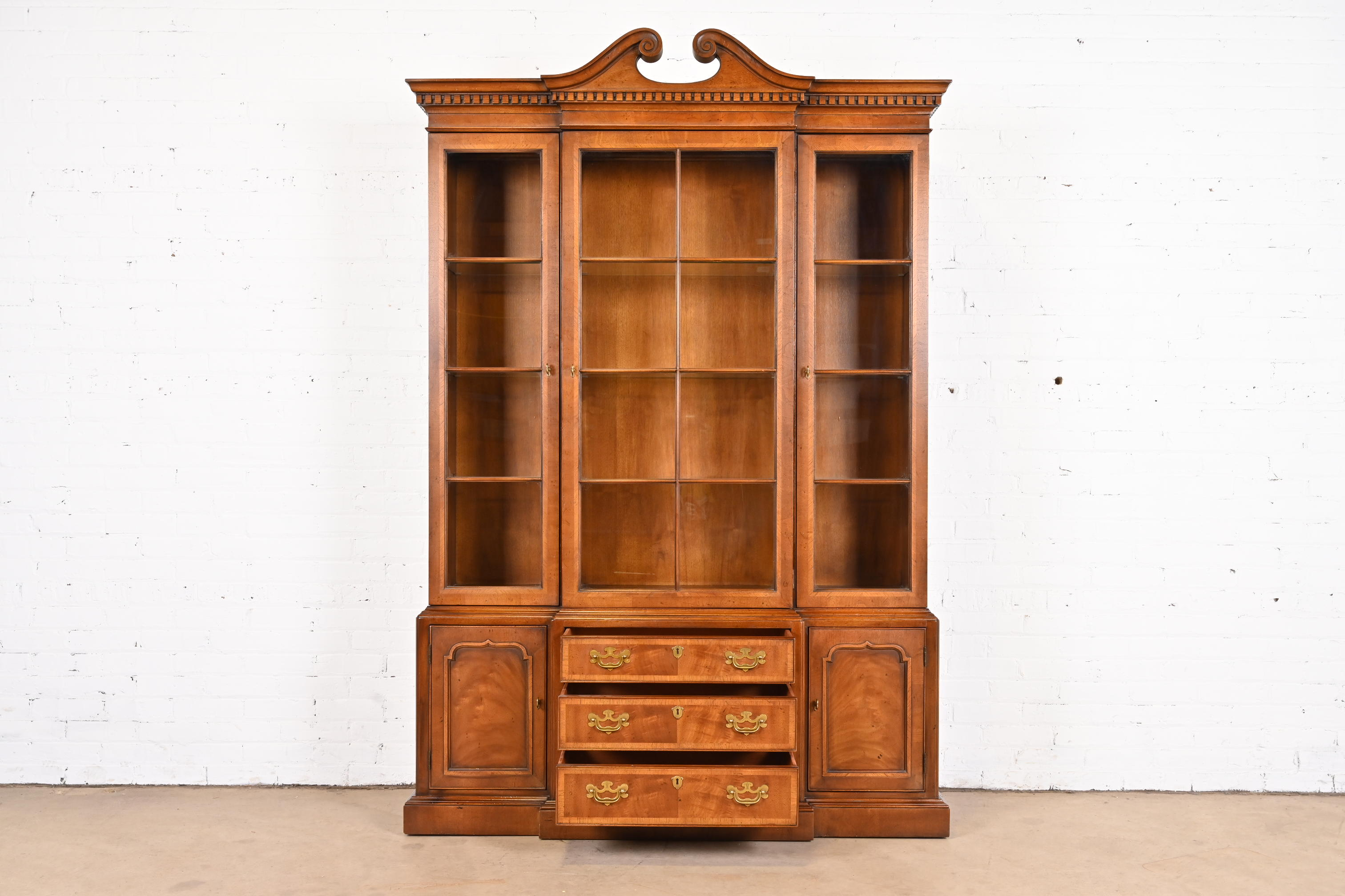 Henredon Georgian Carved Mahogany Lighted Breakfront Bookcase Cabinet - Image 6