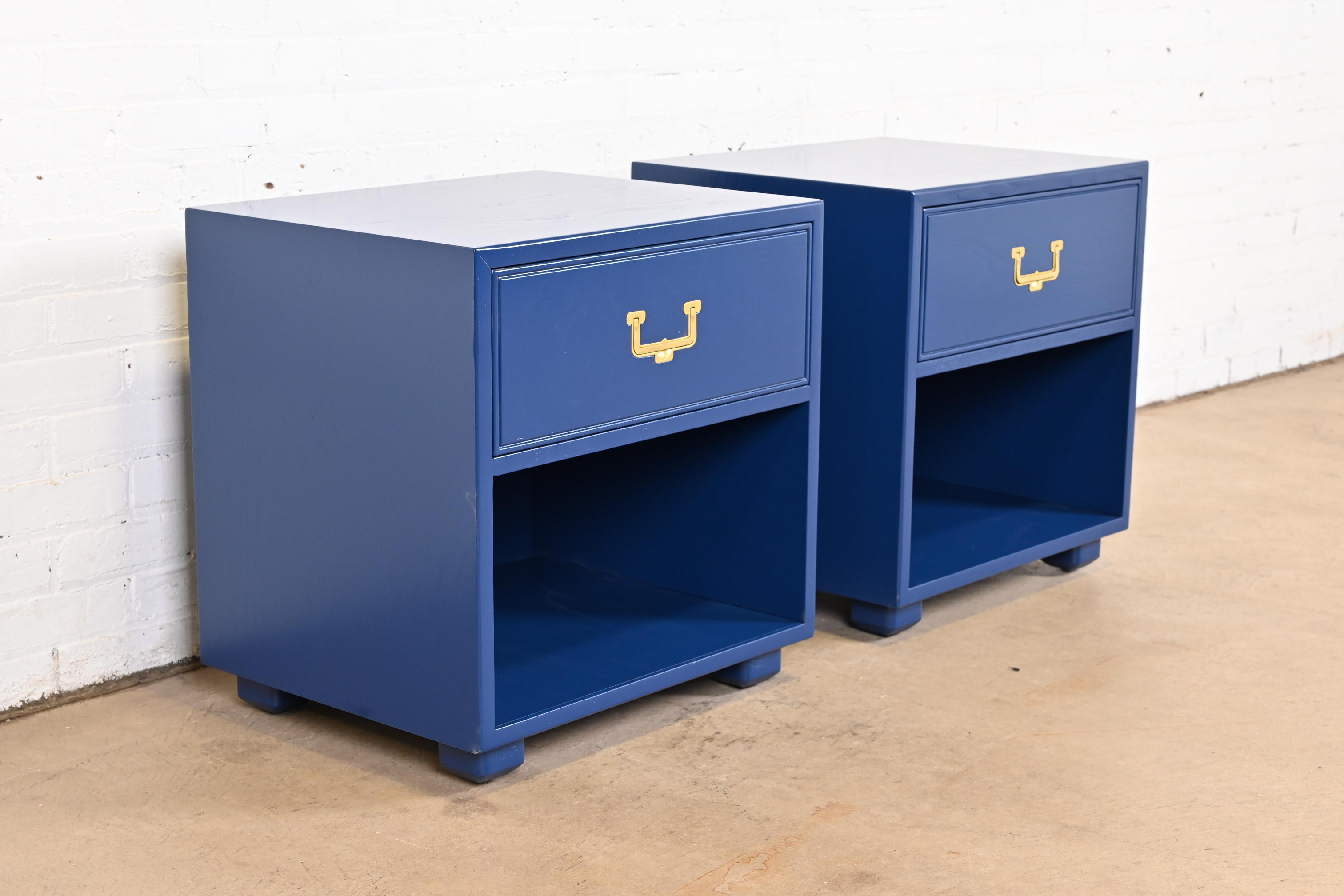 Henredon Mid-Century Hollywood Regency Campaign Blue Lacquered Nightstands, Newly Refinished - Image 4