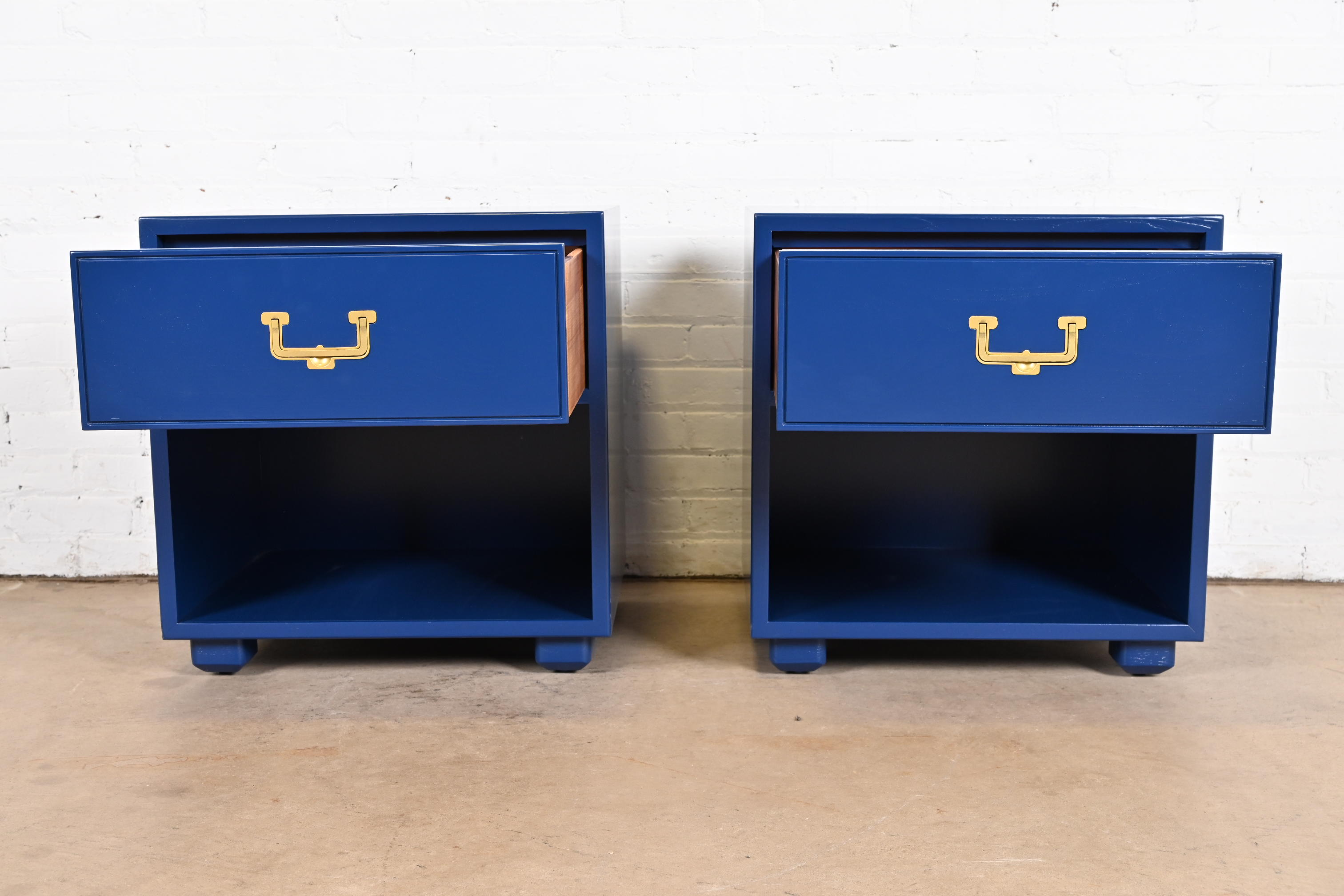 Henredon Mid-Century Hollywood Regency Campaign Blue Lacquered Nightstands, Newly Refinished - Image 5