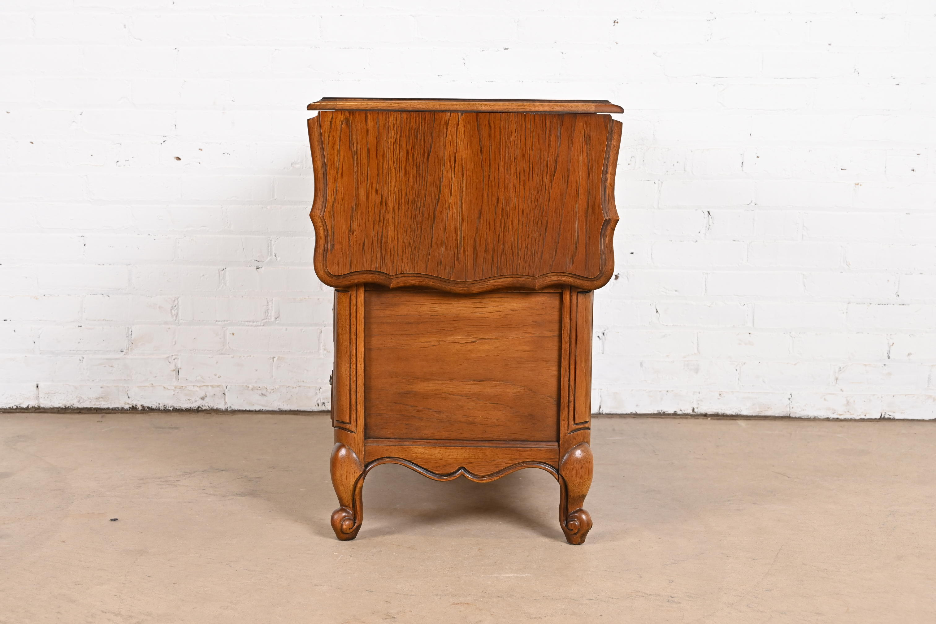 Thomasville French Provincial Louis XV Pecan Buffet Server or Bar Cabinet, Circa 1970s - Image 10