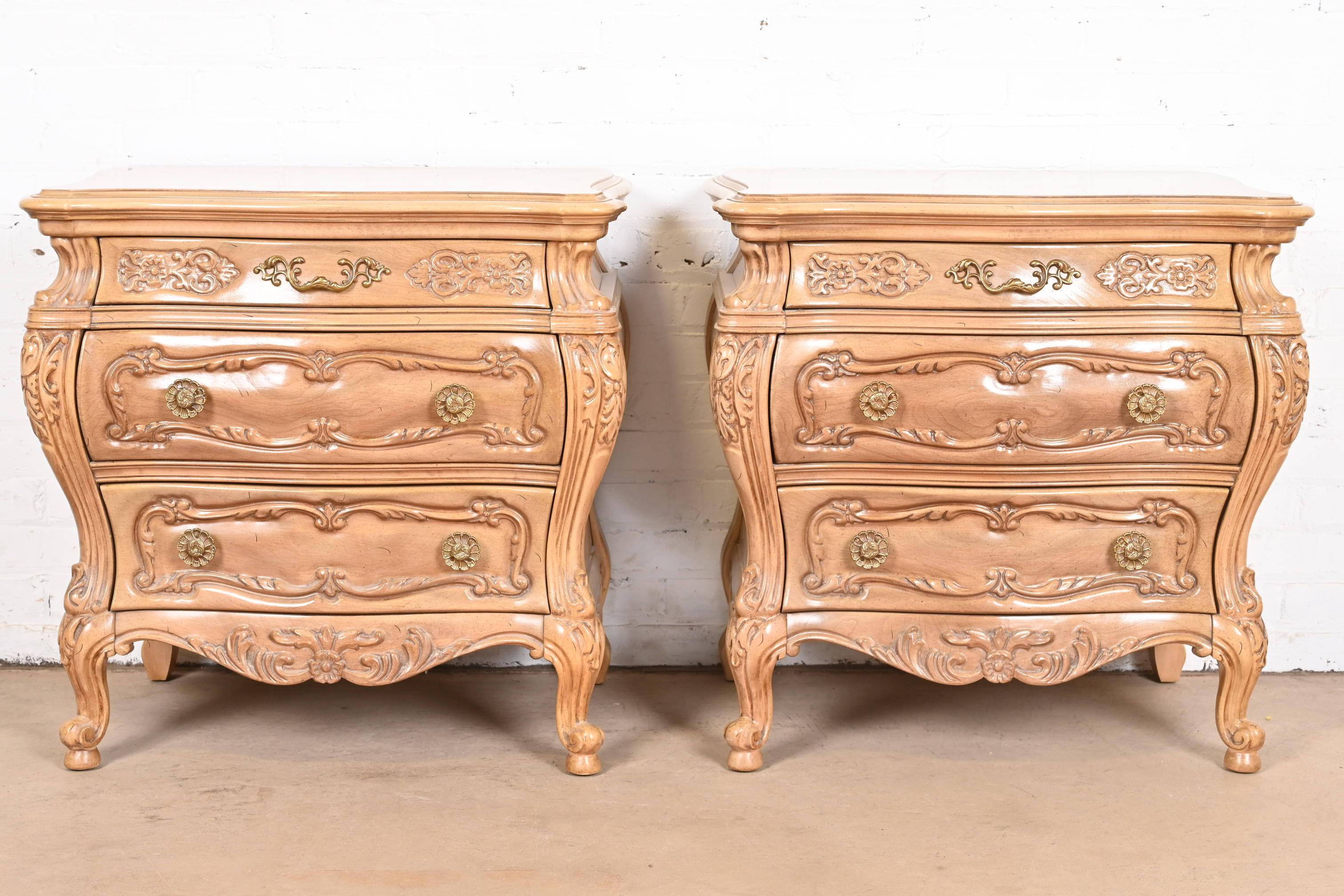 Grosfeld House Style French Provincial Louis XV Carved Bleached Walnut Bedside Chests, Pair - Image 2