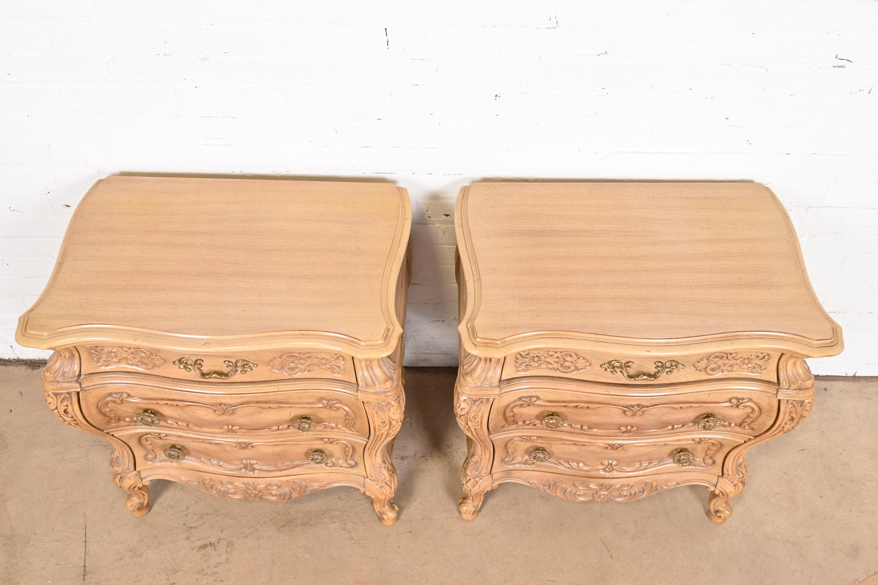 Grosfeld House Style French Provincial Louis XV Carved Bleached Walnut Bedside Chests, Pair - Image 9