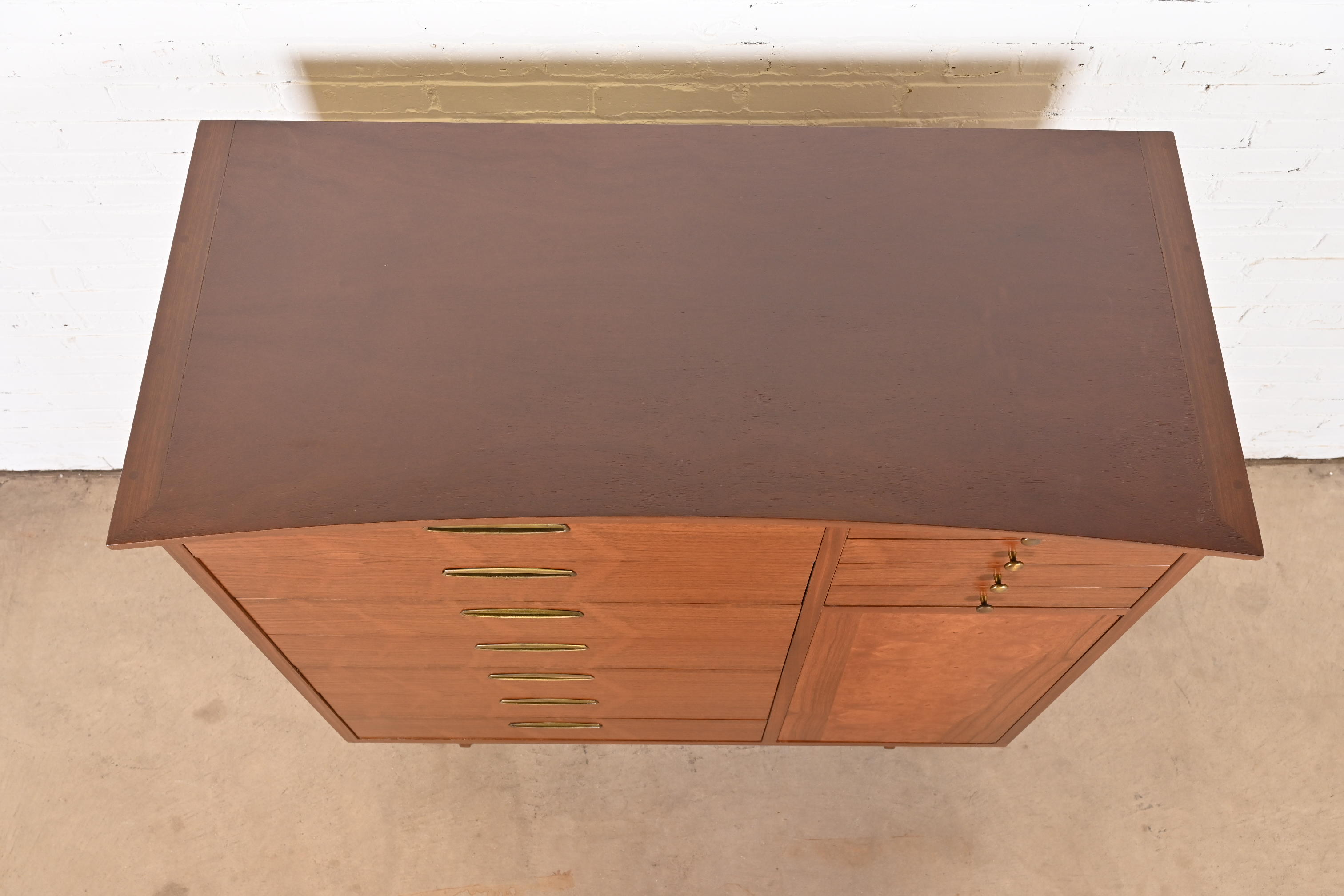 George Nakashima Sculpted Walnut Gentleman's Chest for Widdicomb, Newly Restored - Image 9