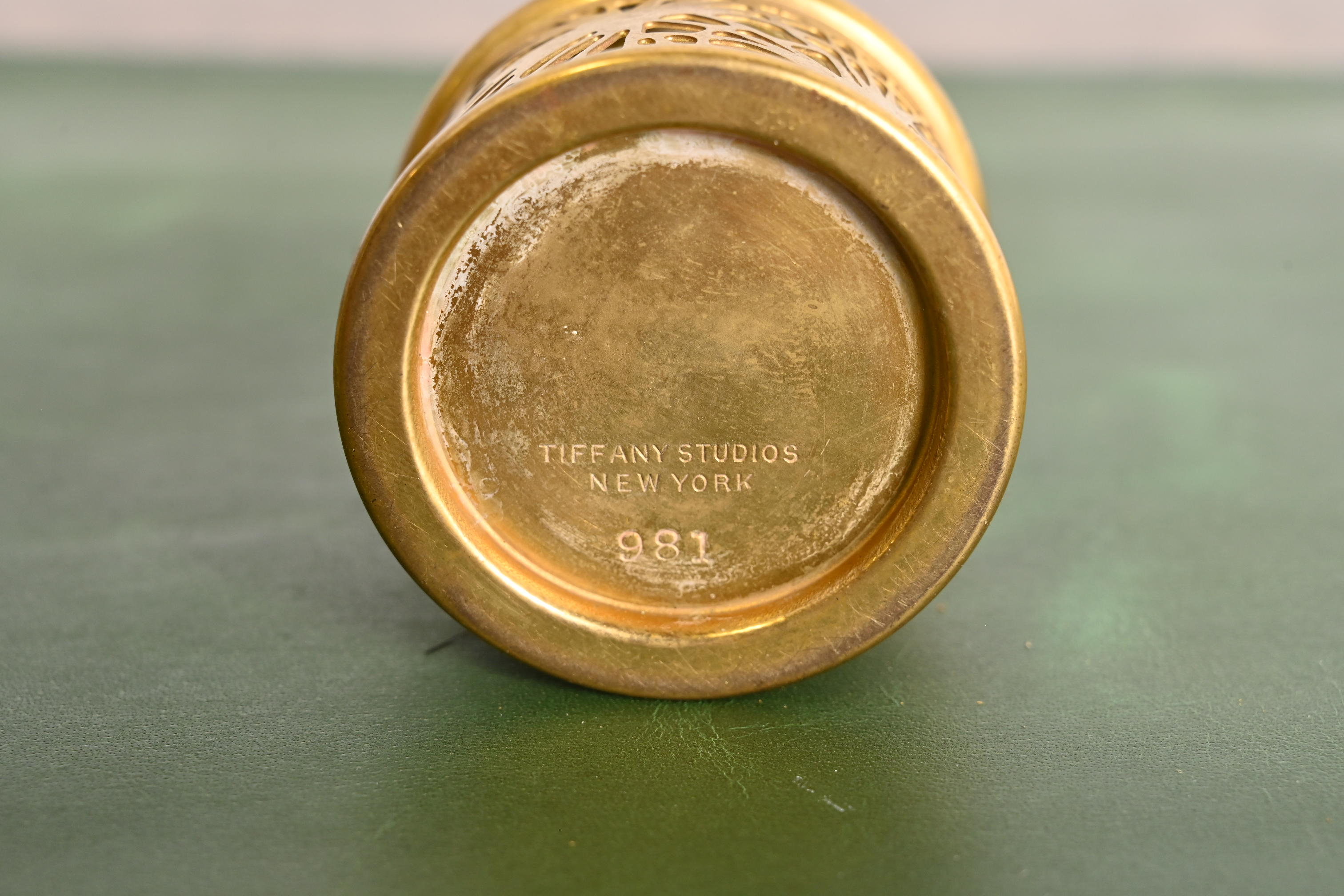 Tiffany Studios New York Pine Needle Pattern Bronze Doré and Slag Glass Pen Wipe - Image 5