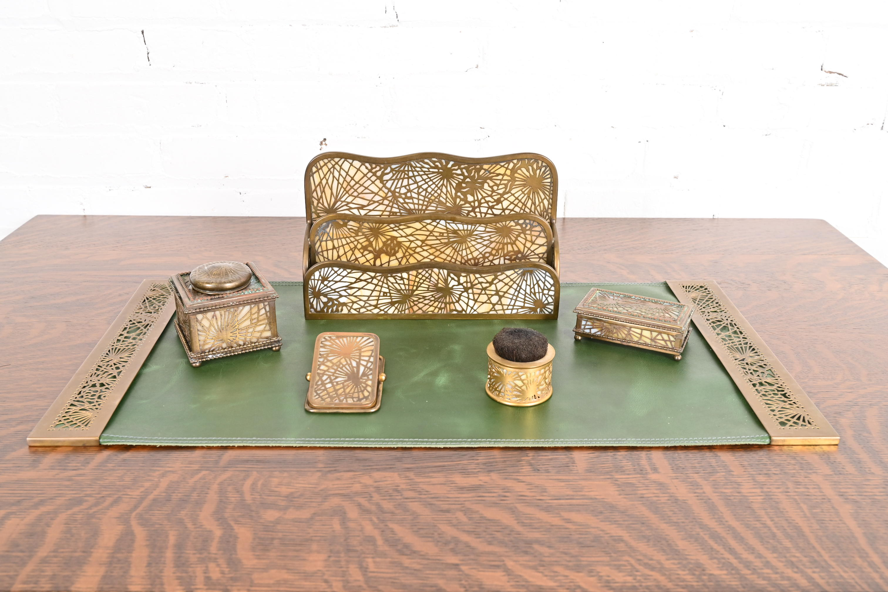 Tiffany Studios New York Pine Needle Pattern Bronze Doré and Slag Glass Pen Wipe - Image 7