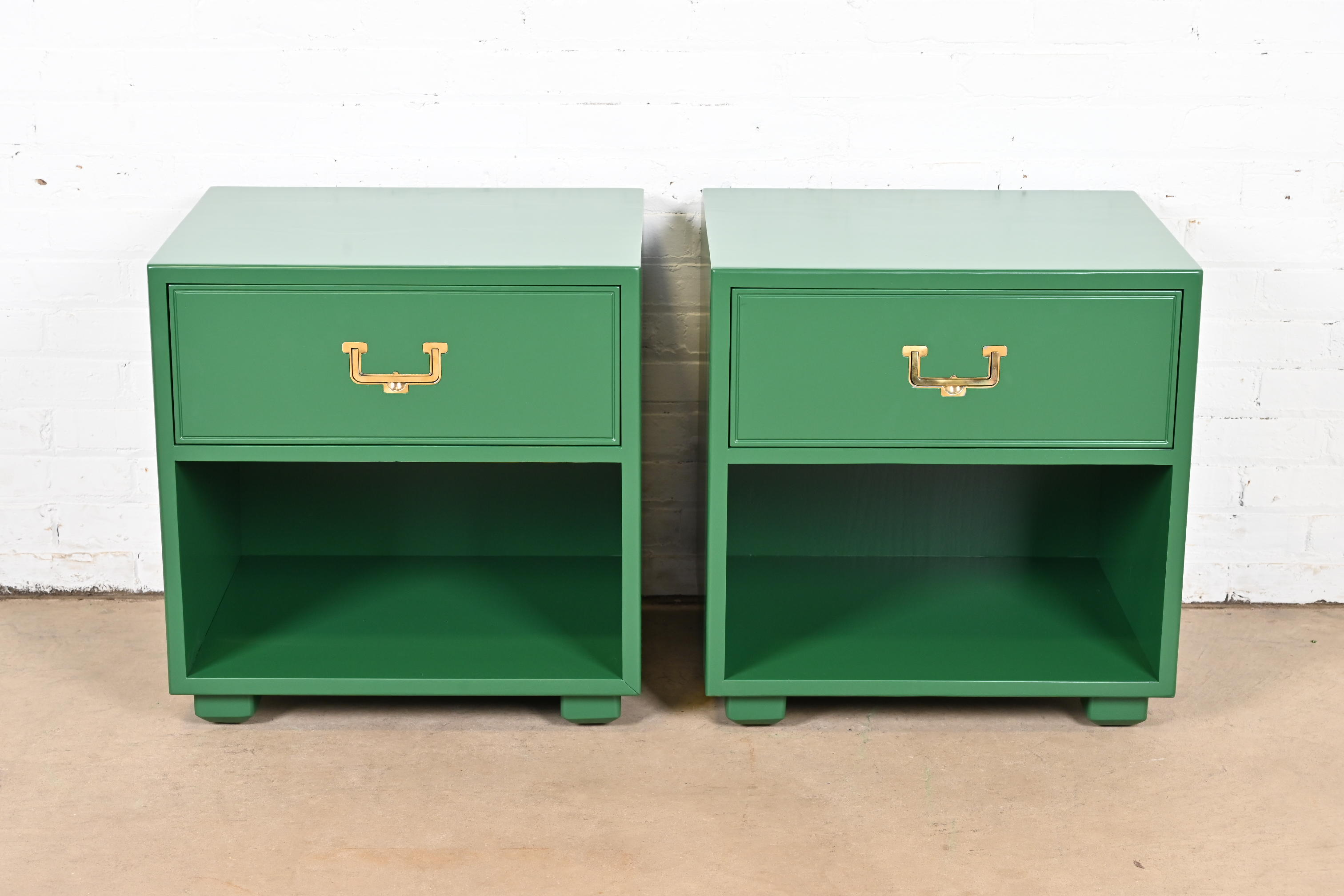 Henredon Mid-Century Hollywood Regency Campaign Green Lacquered Nightstands, Newly Refinished - Image 2
