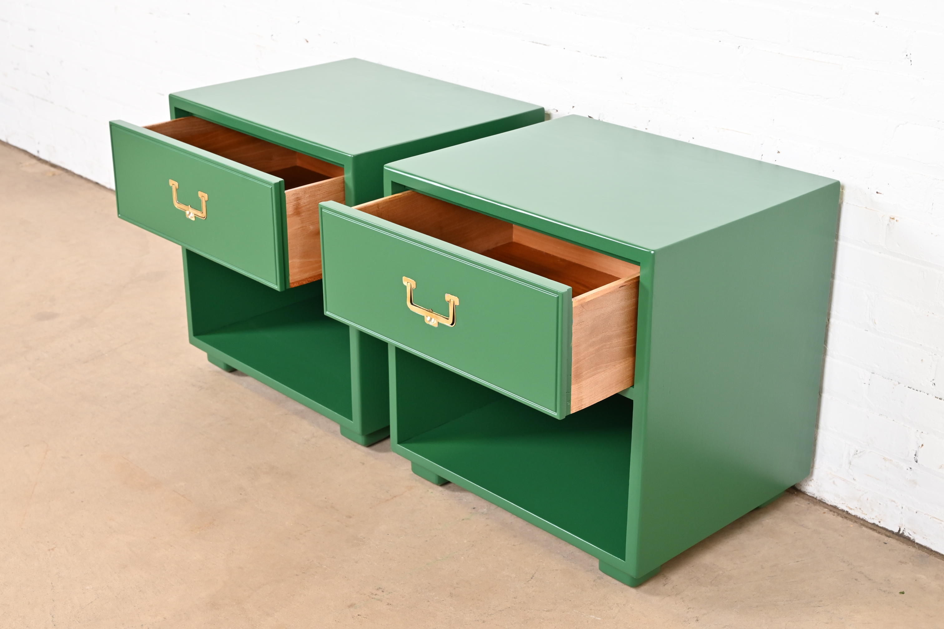 Henredon Mid-Century Hollywood Regency Campaign Green Lacquered Nightstands, Newly Refinished - Image 5