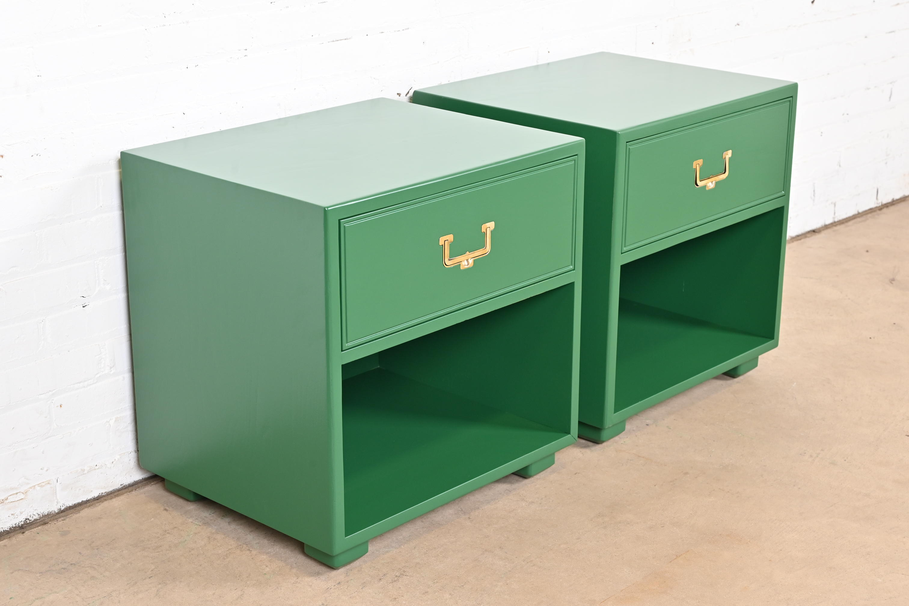Henredon Mid-Century Hollywood Regency Campaign Green Lacquered Nightstands, Newly Refinished - Image 4