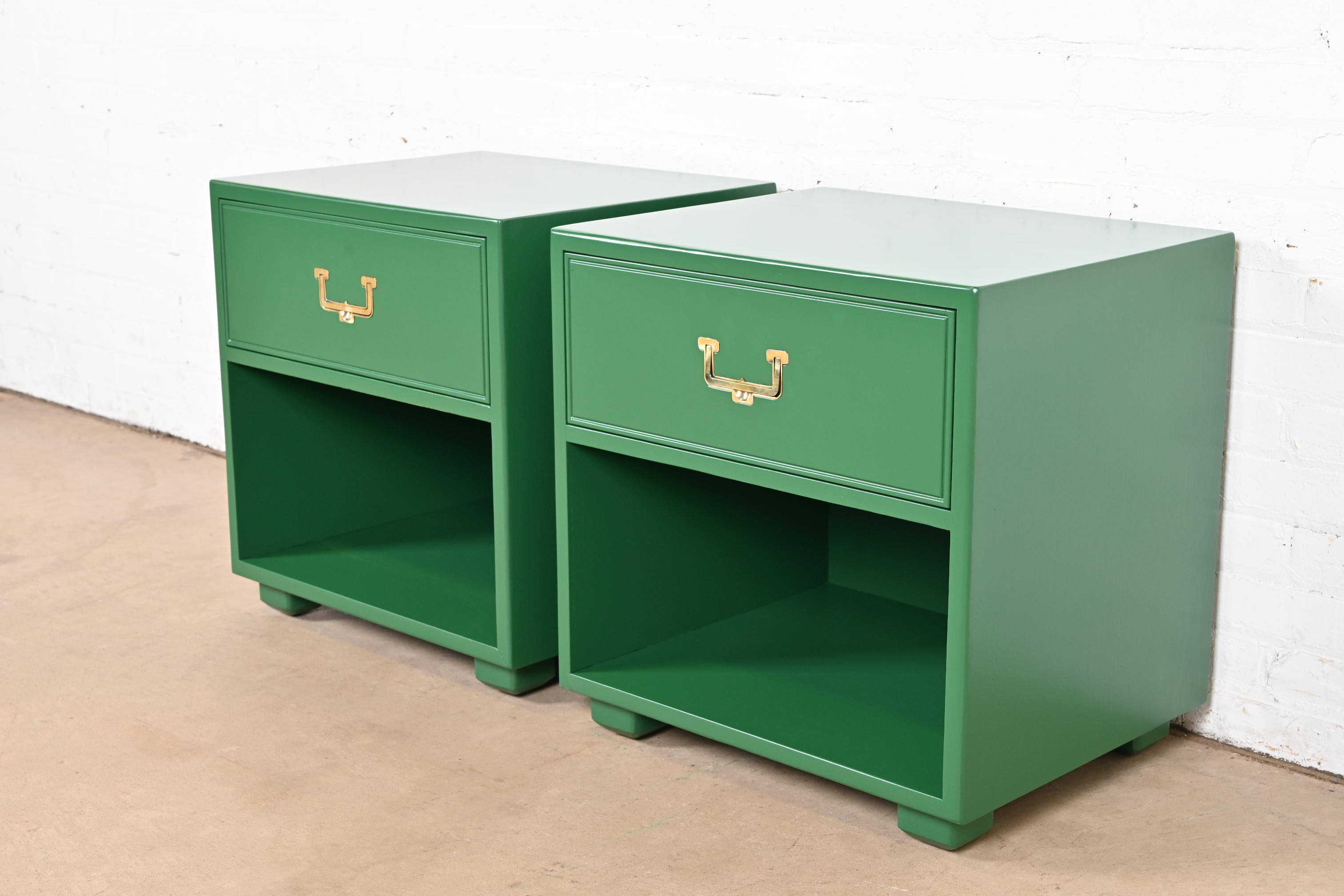 Henredon Mid-Century Hollywood Regency Campaign Green Lacquered Nightstands, Newly Refinished - Image 3