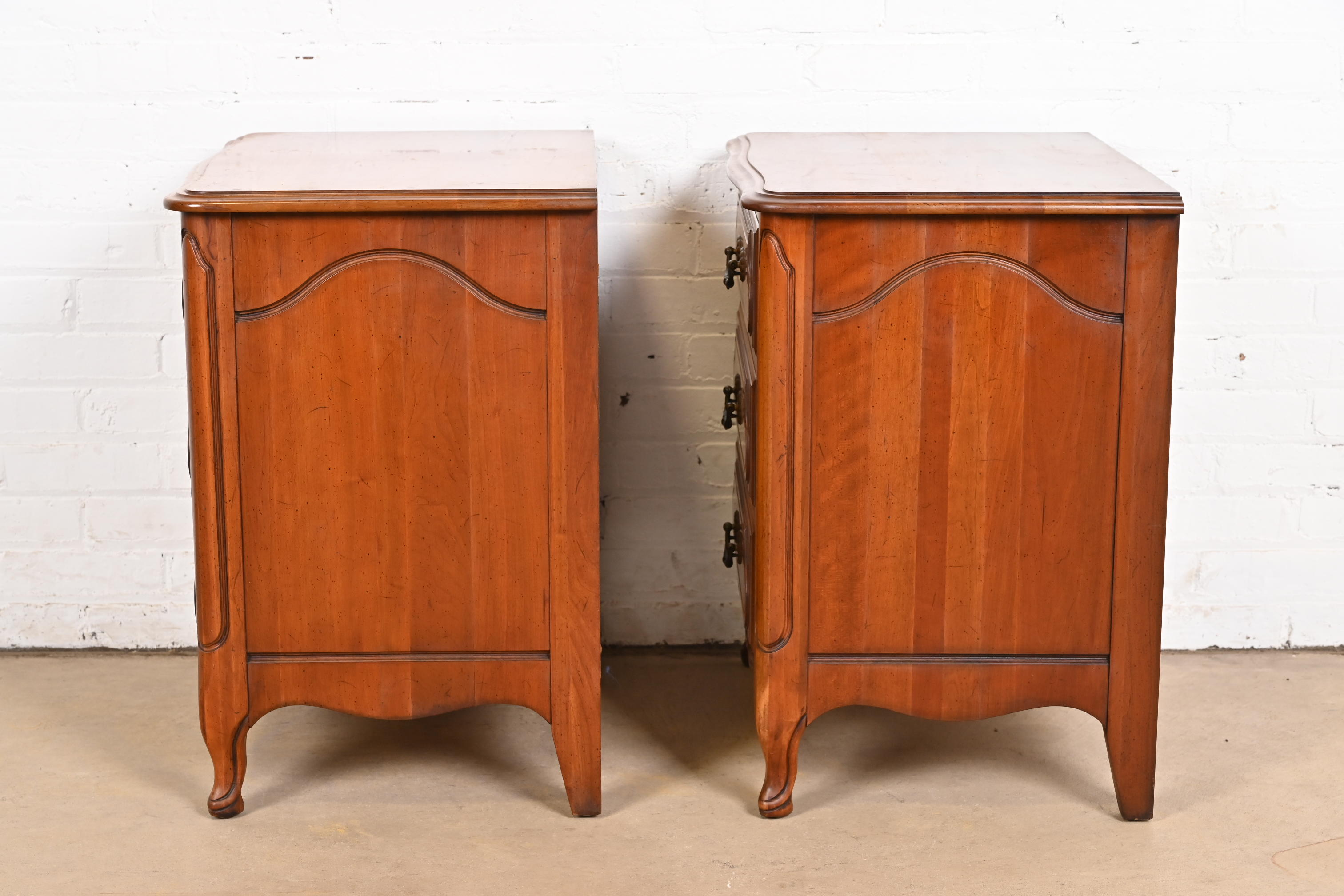 Davis Cabinet Co. French Provincial Louis XV Carved Cherry Wood Bedside Chests, Pair - Image 10