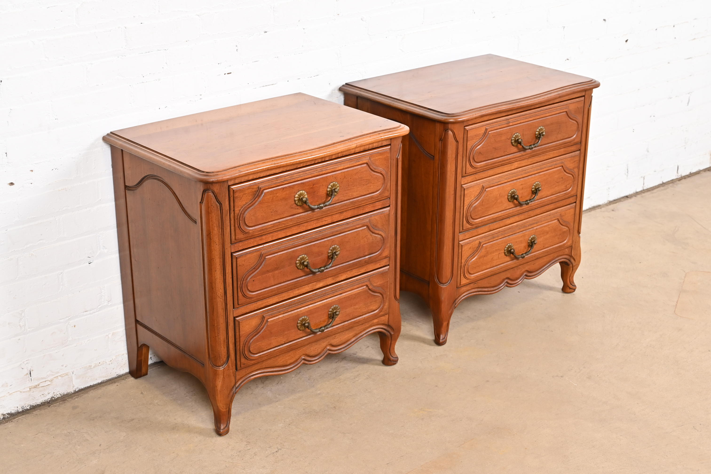 Davis Cabinet Co. French Provincial Louis XV Carved Cherry Wood Bedside Chests, Pair - Image 4