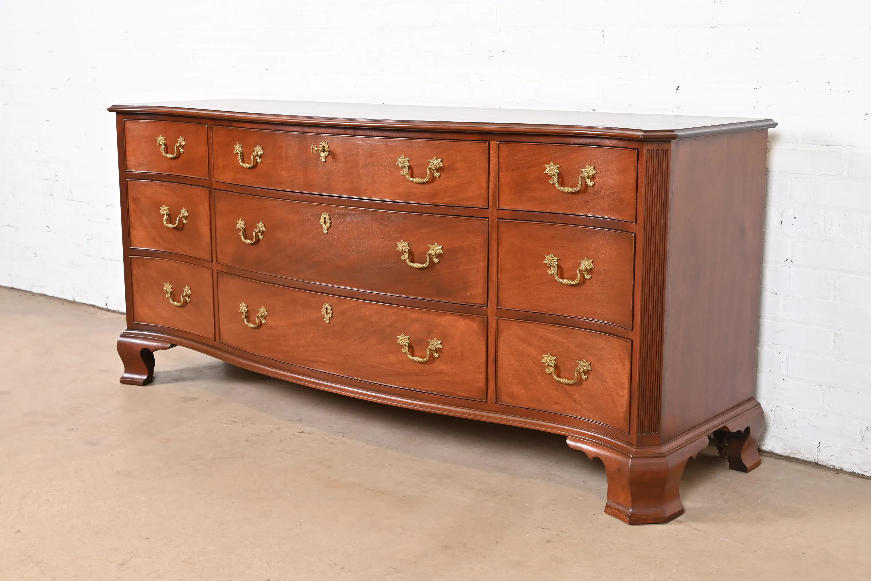 Kindel Furniture Georgian Mahogany Serpentine Front Nine-Drawer Dresser, Newly Refinished - Image 3