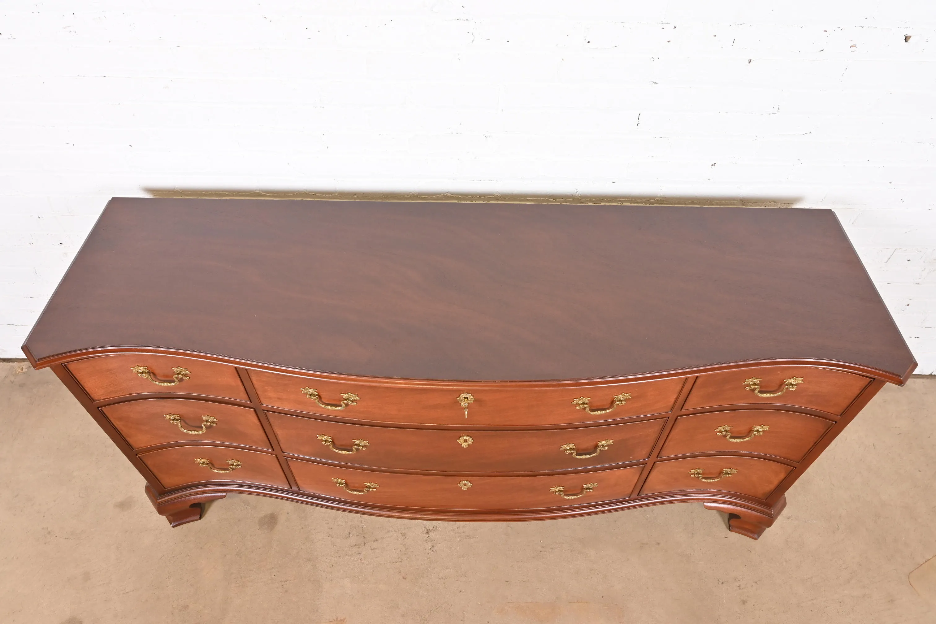 Kindel Furniture Georgian Mahogany Serpentine Front Nine-Drawer Dresser, Newly Refinished - Image 9