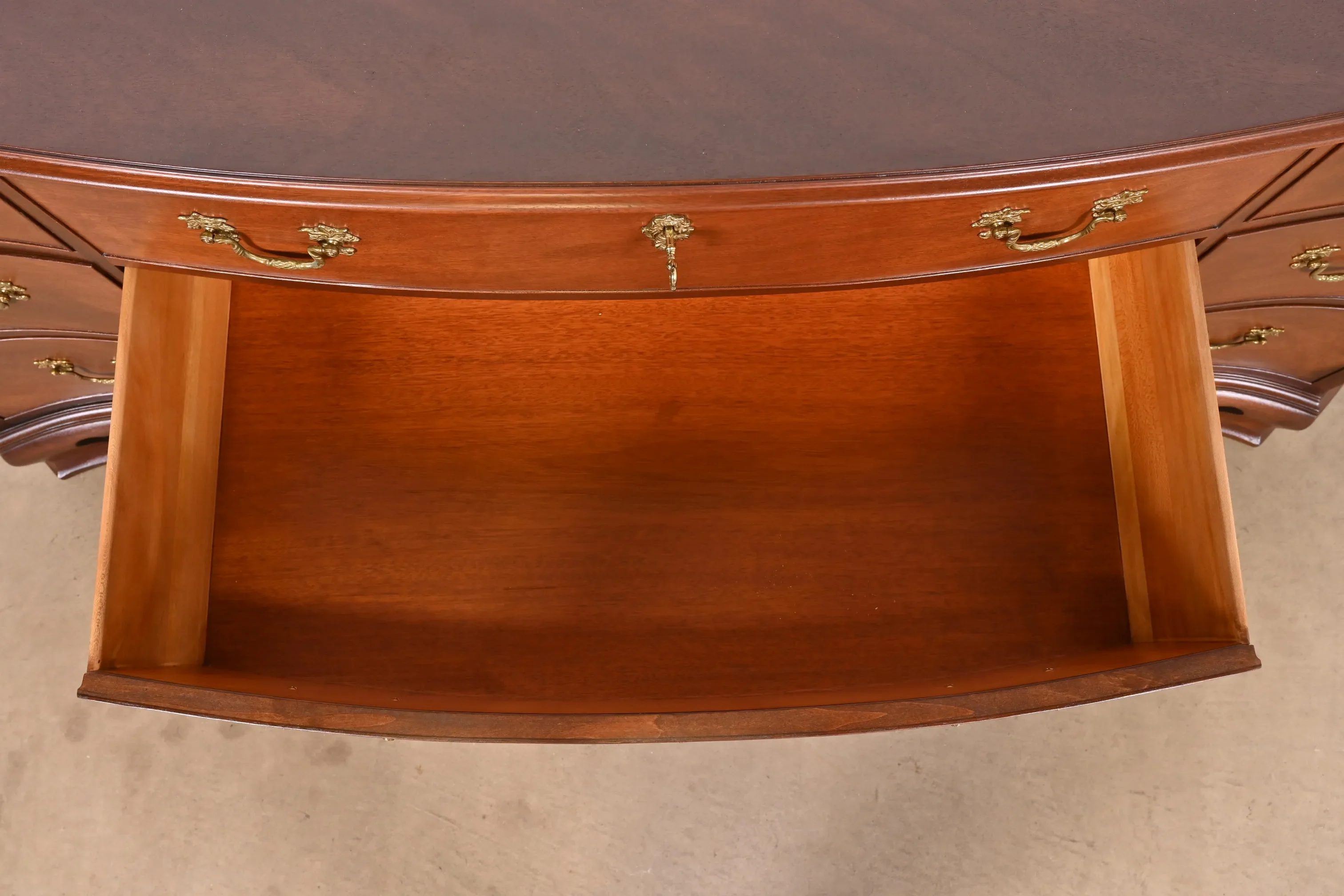 Kindel Furniture Georgian Mahogany Serpentine Front Nine-Drawer Dresser, Newly Refinished - Image 6