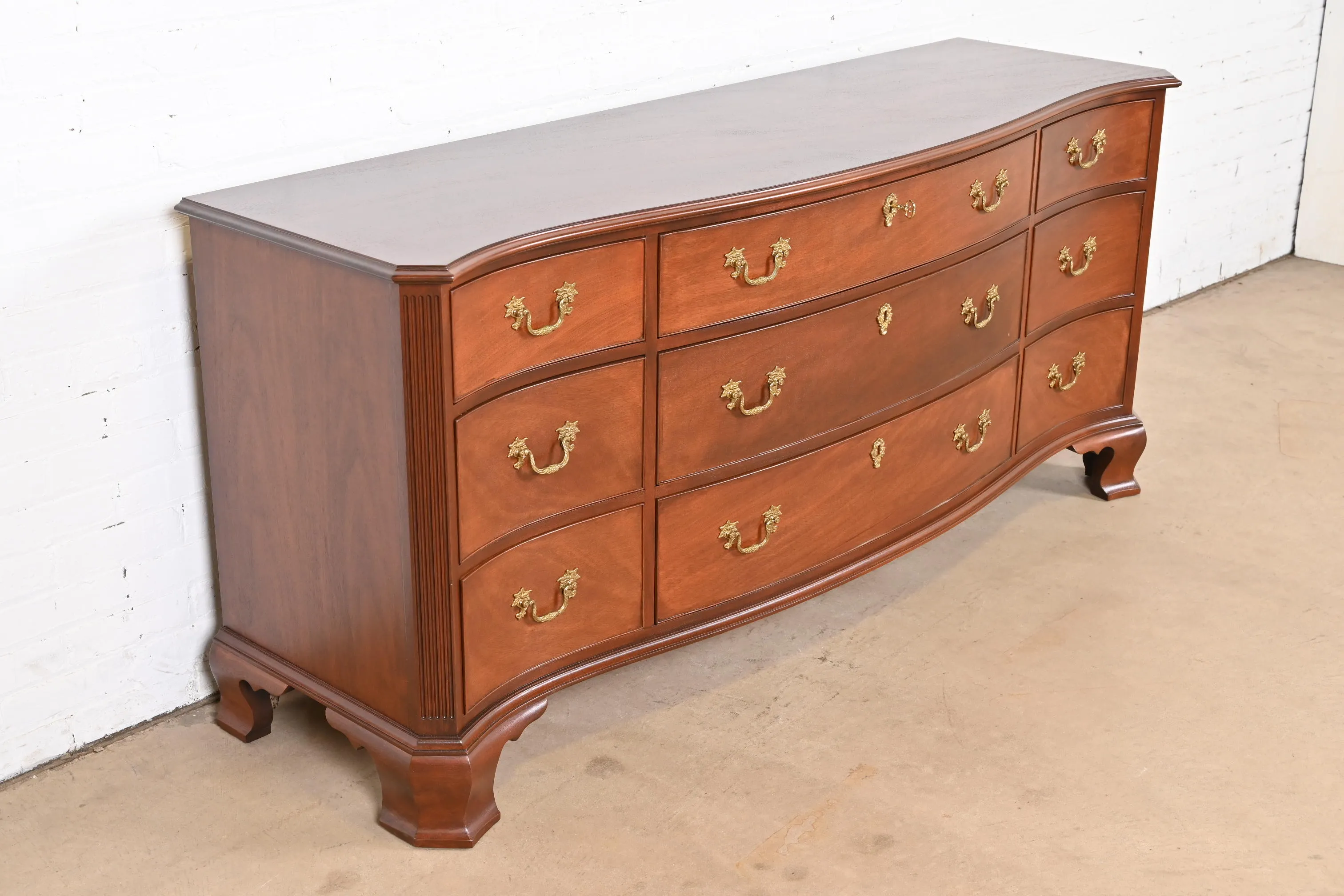 Kindel Furniture Georgian Mahogany Serpentine Front Nine-Drawer Dresser, Newly Refinished - Image 4