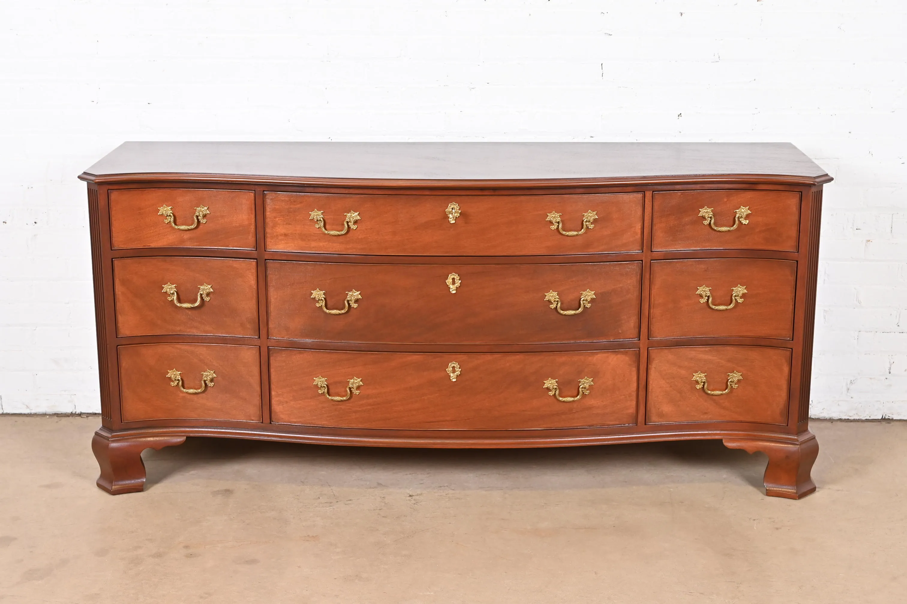 Kindel Furniture Georgian Mahogany Serpentine Front Nine-Drawer Dresser, Newly Refinished - Image 2