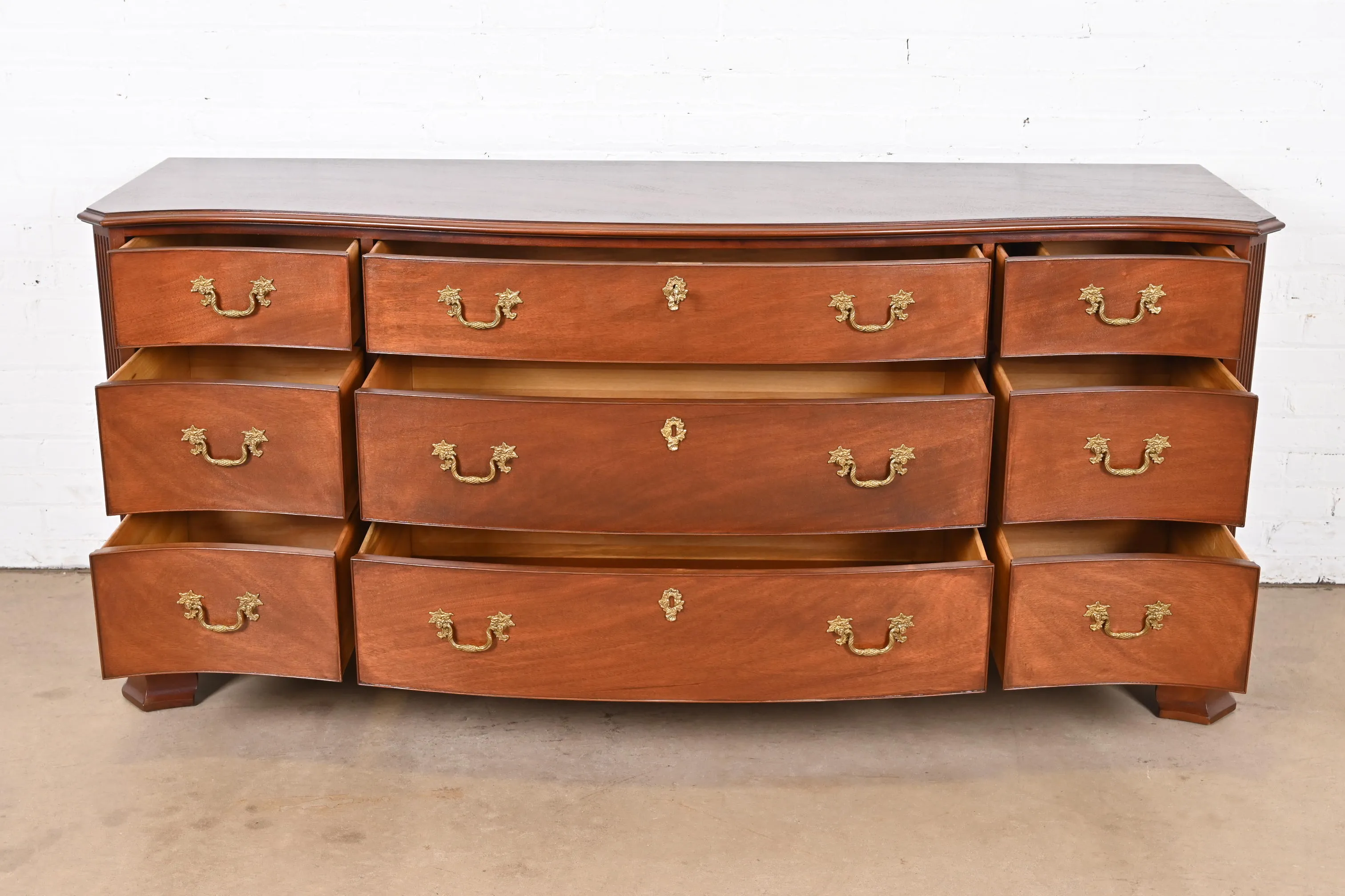Kindel Furniture Georgian Mahogany Serpentine Front Nine-Drawer Dresser, Newly Refinished - Image 5