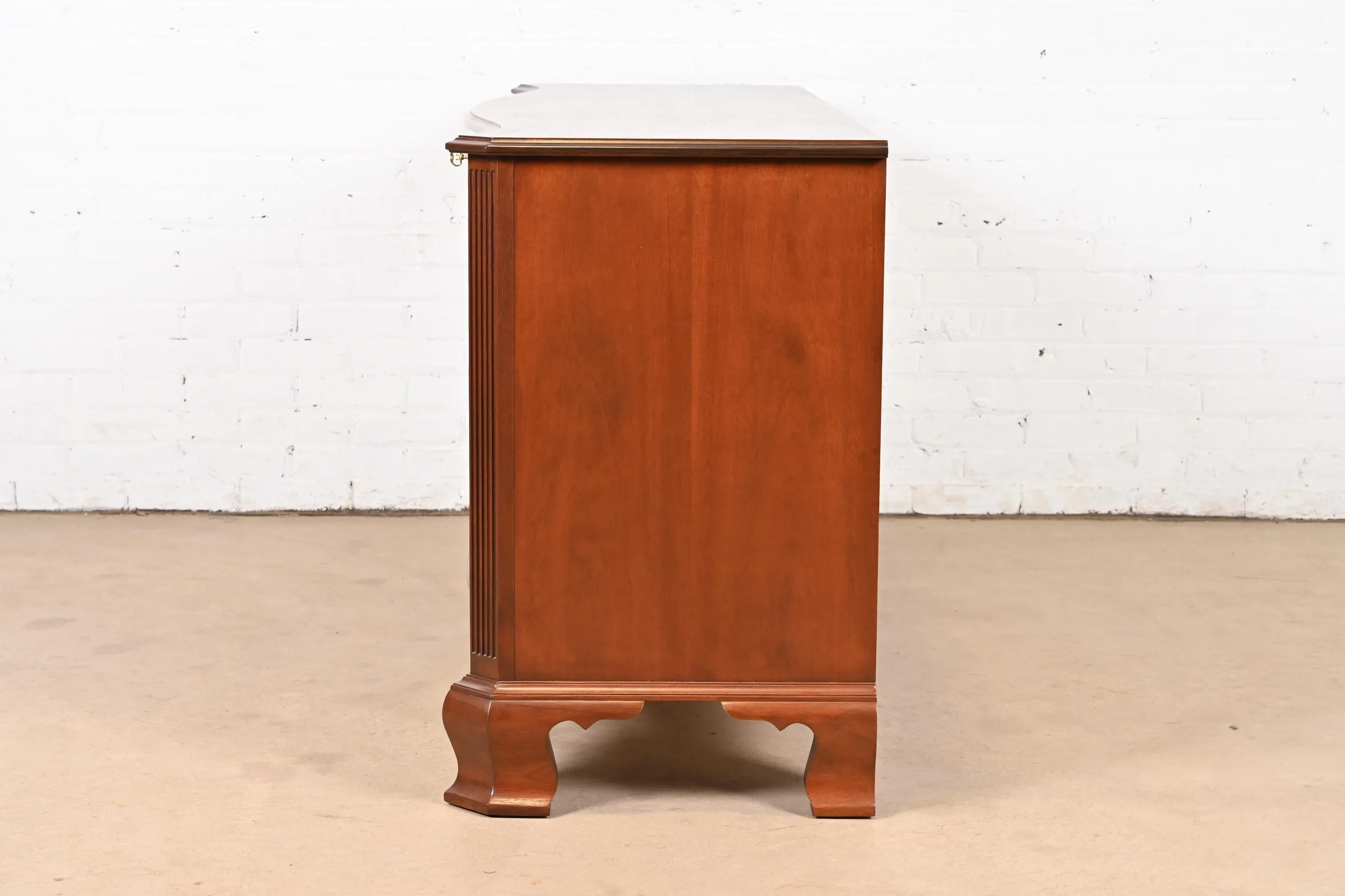 Kindel Furniture Georgian Mahogany Serpentine Front Nine-Drawer Dresser, Newly Refinished - Image 10