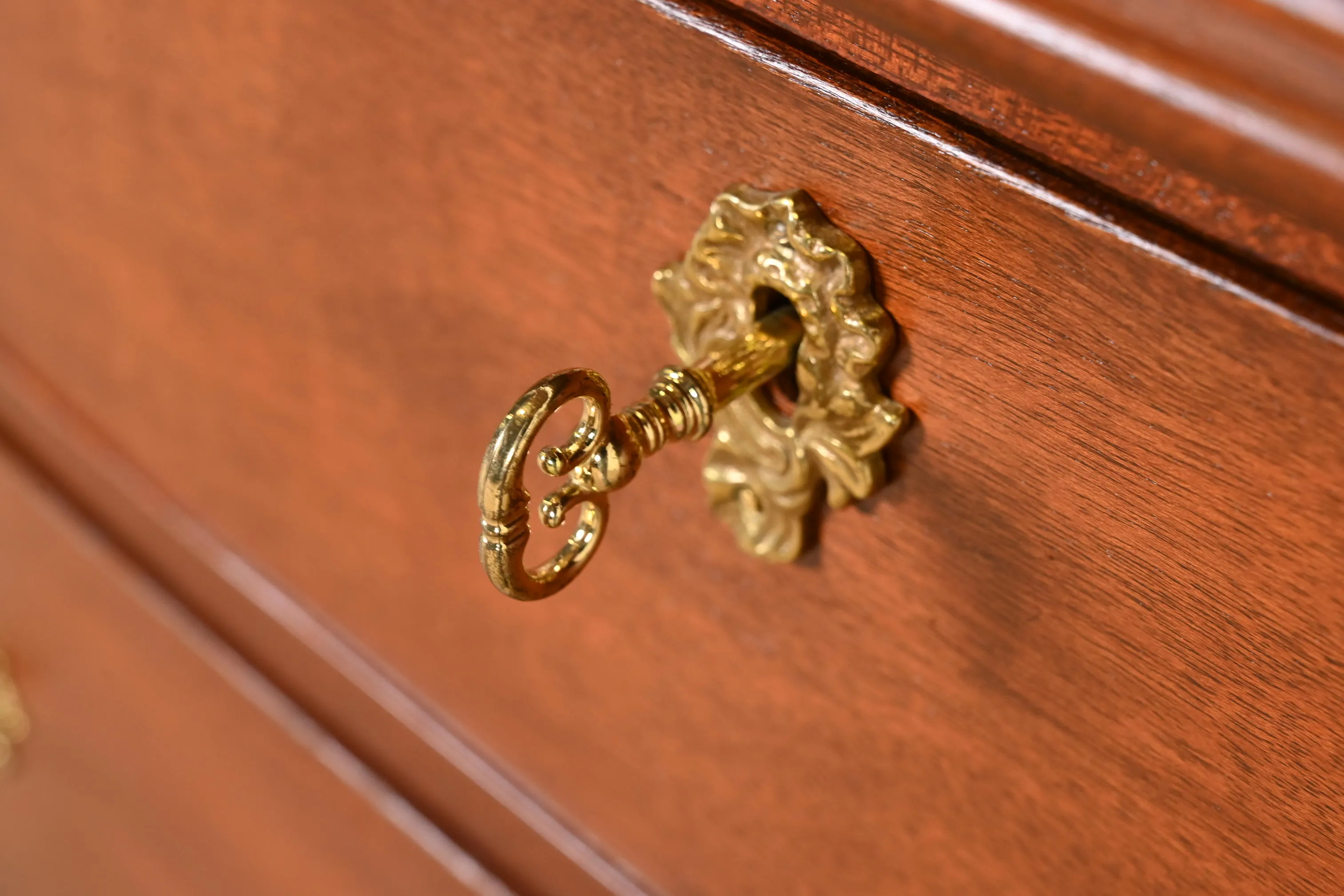 Kindel Furniture Georgian Mahogany Serpentine Front Nine-Drawer Dresser, Newly Refinished - Image 7