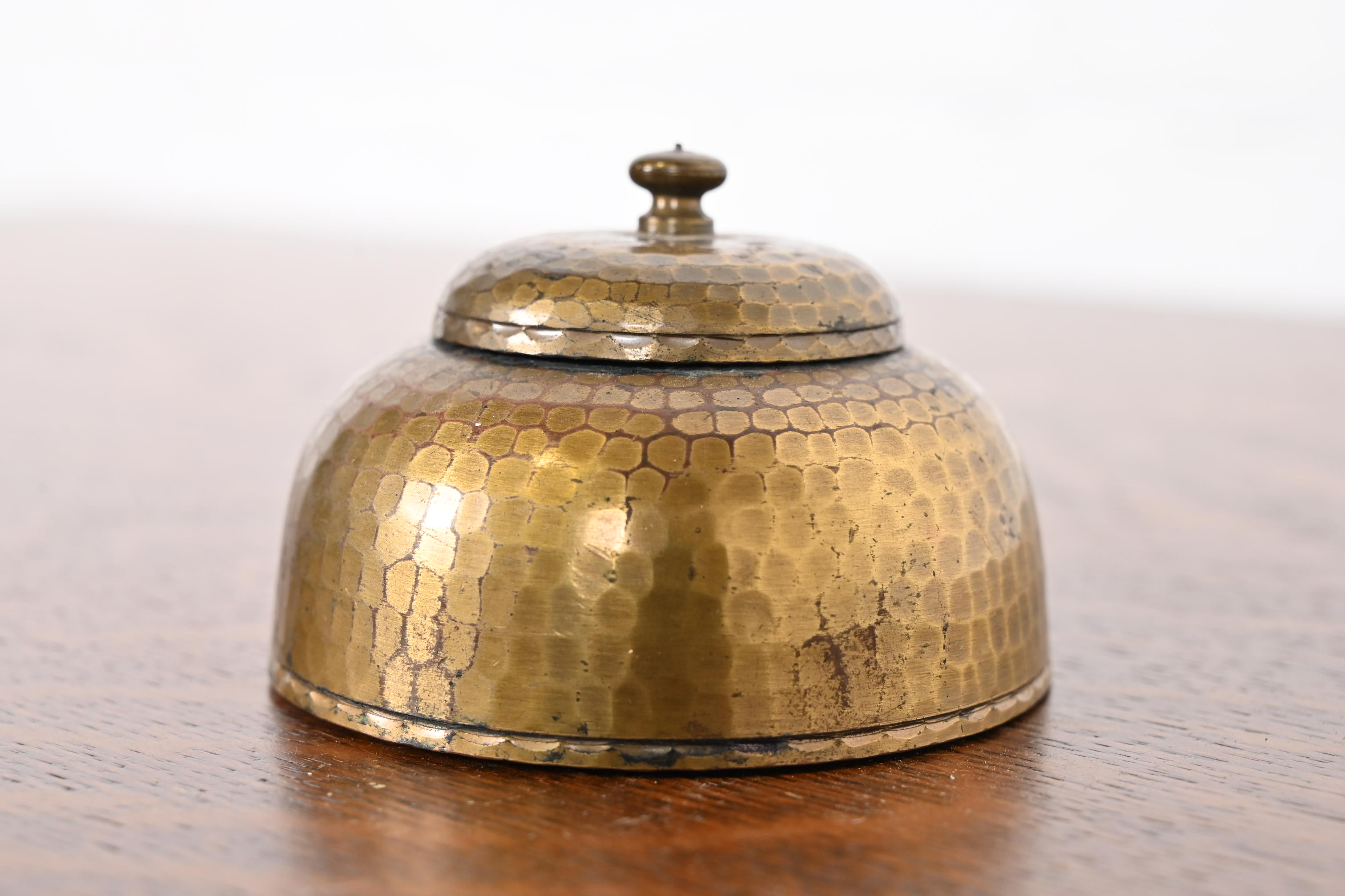 Roycroft Arts & Crafts Brass Finished Hammered Copper Inkwell - Image 4
