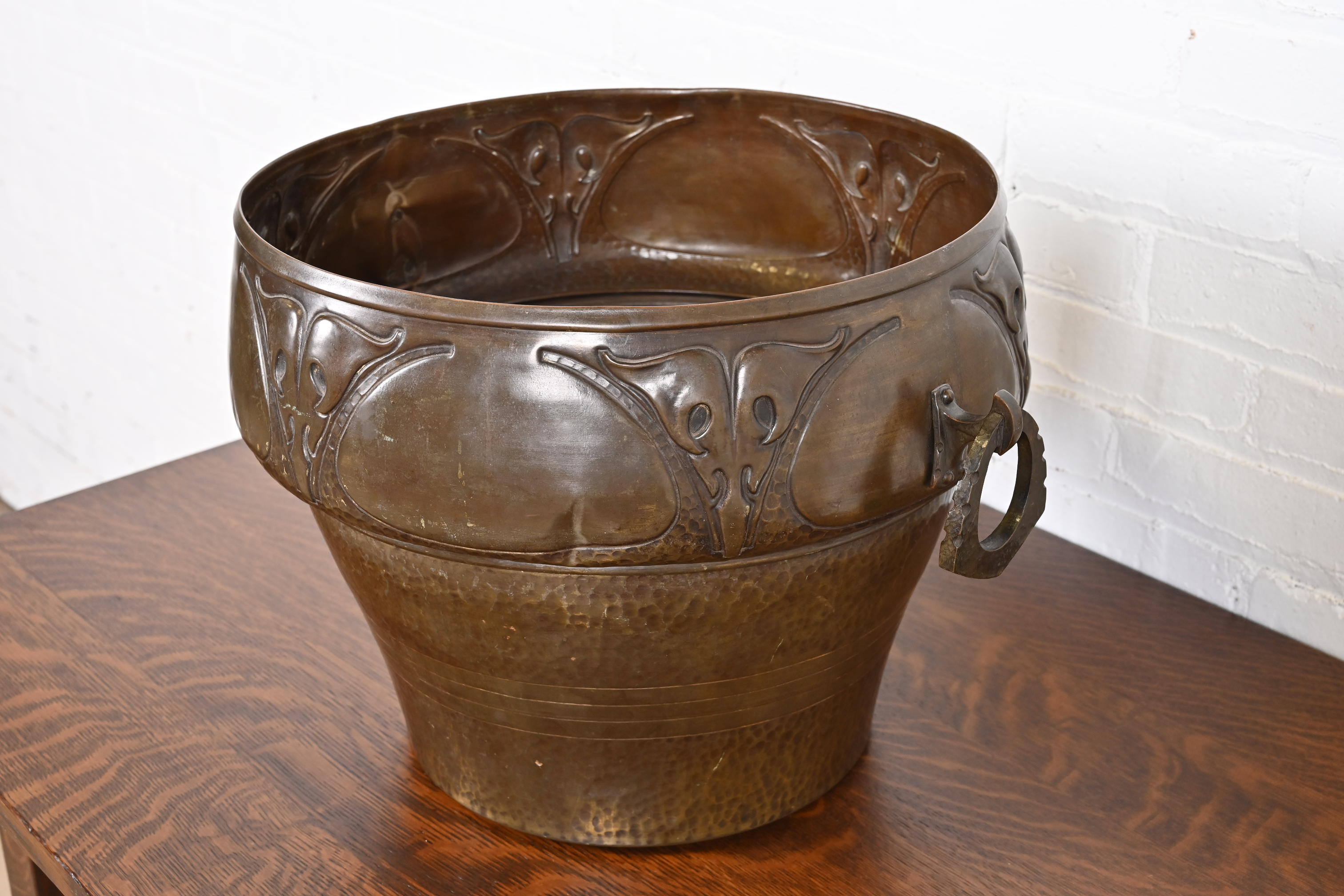 Roycroft Arts & Crafts Hammered Brass Large Jardiniere, Circa 1910 - Image 3