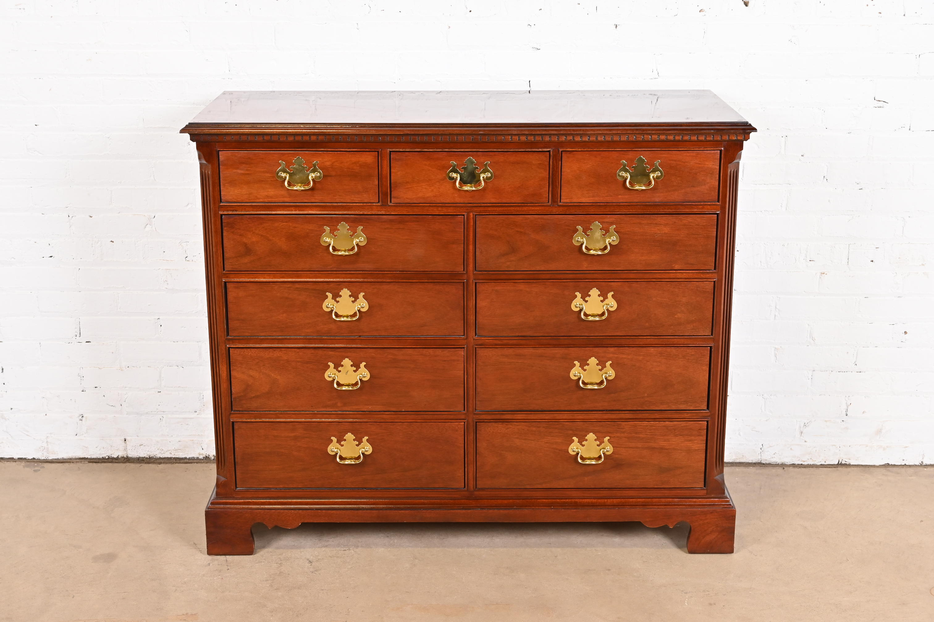 Thomasville Georgian Solid Mahogany Eleven-Drawer Dresser or Chest of Drawers - Image 3