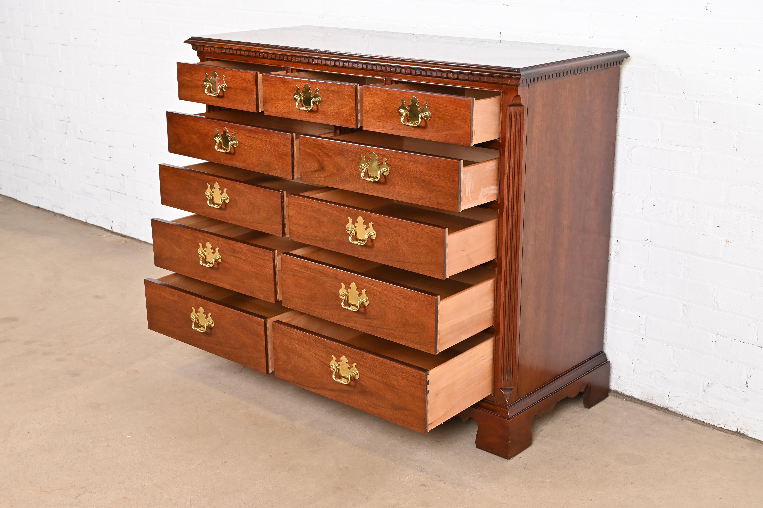 Thomasville Georgian Solid Mahogany Eleven-Drawer Dresser or Chest of Drawers - Image 7