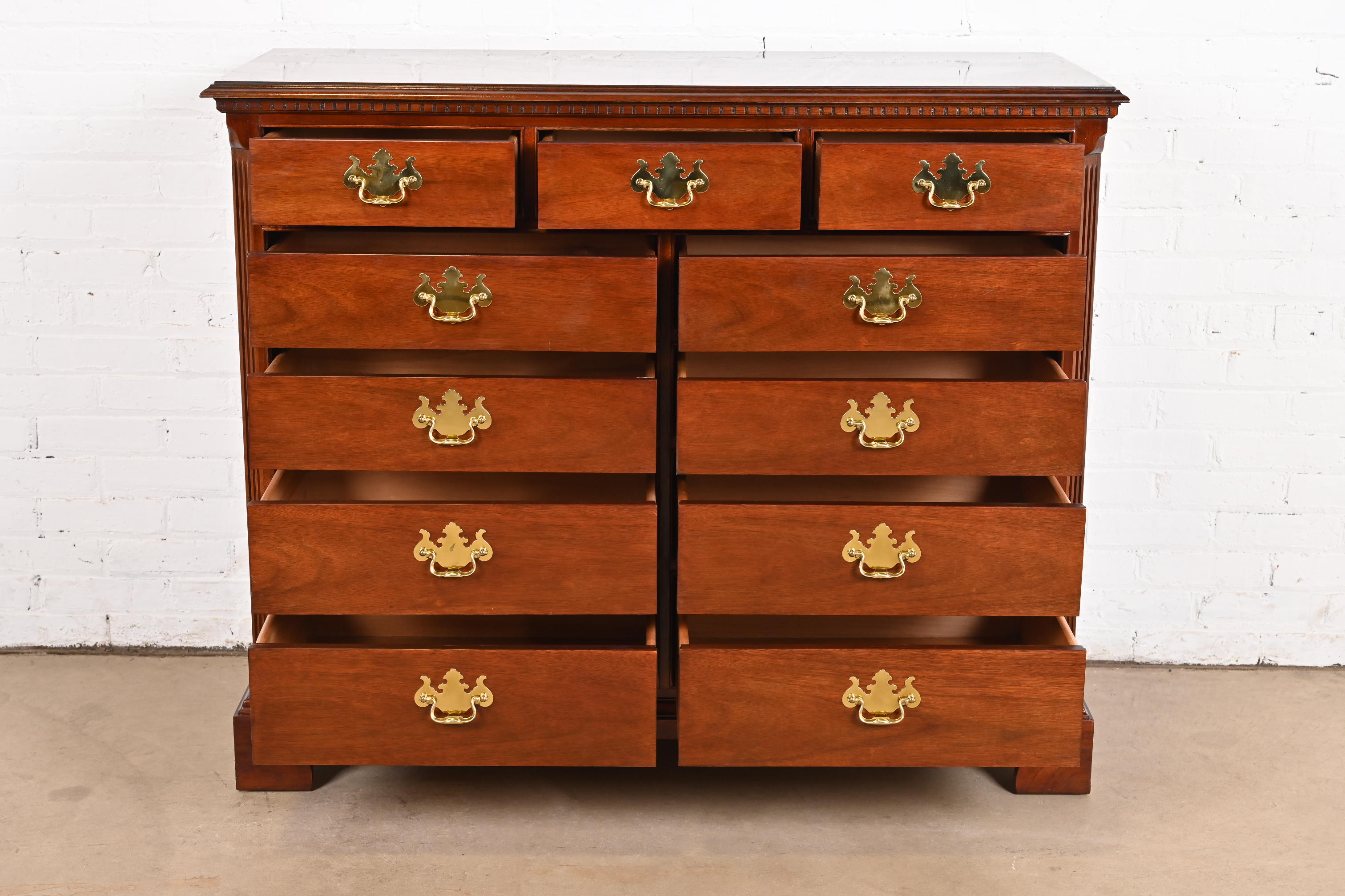 Thomasville Georgian Solid Mahogany Eleven-Drawer Dresser or Chest of Drawers - Image 6