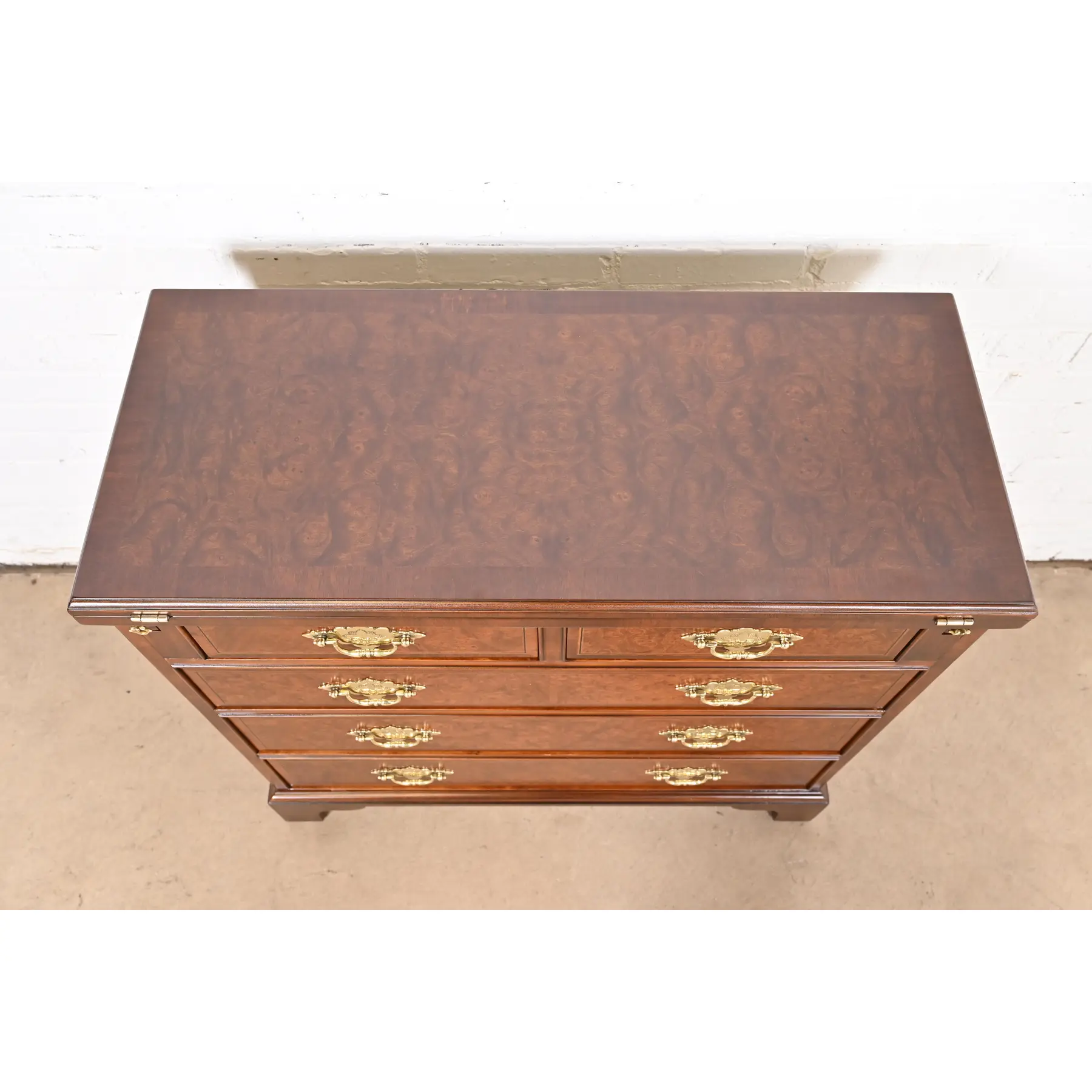 Baker Furniture Georgian Burled Walnut Flip Top Server or Bachelor Chest, Newly Refinished - Image 10
