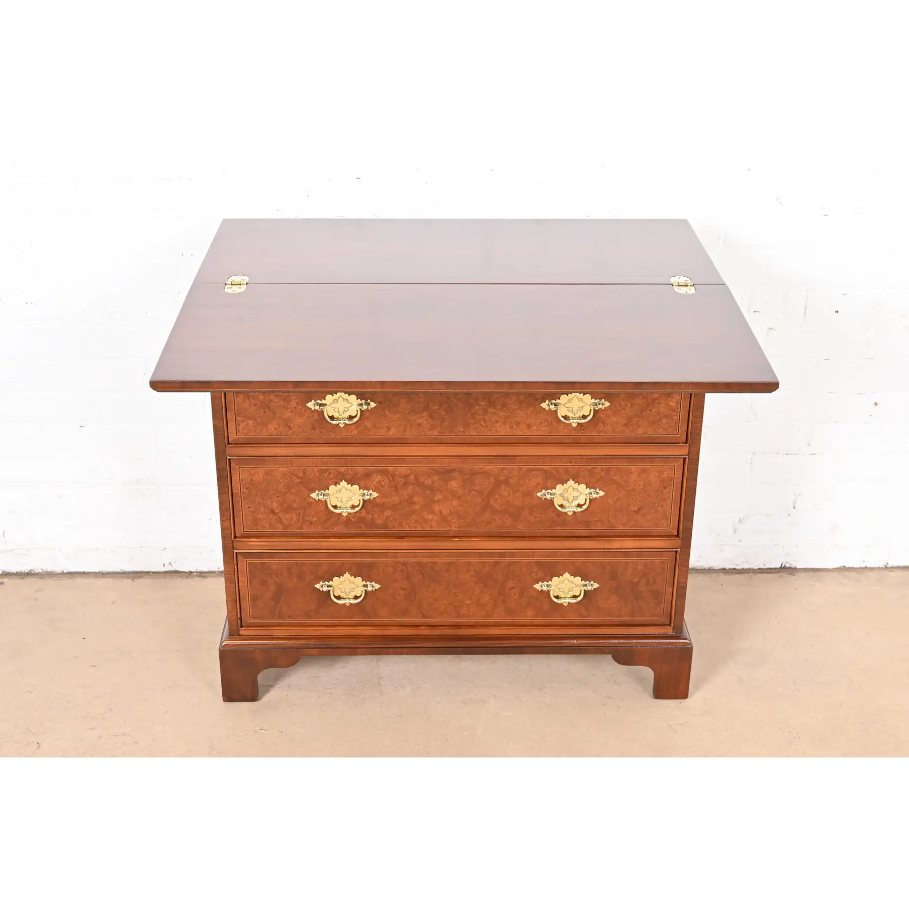Baker Furniture Georgian Burled Walnut Flip Top Server or Bachelor Chest, Newly Refinished - Image 8